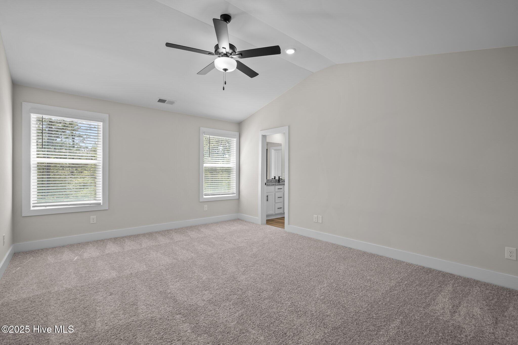 100547176 | Photo 18