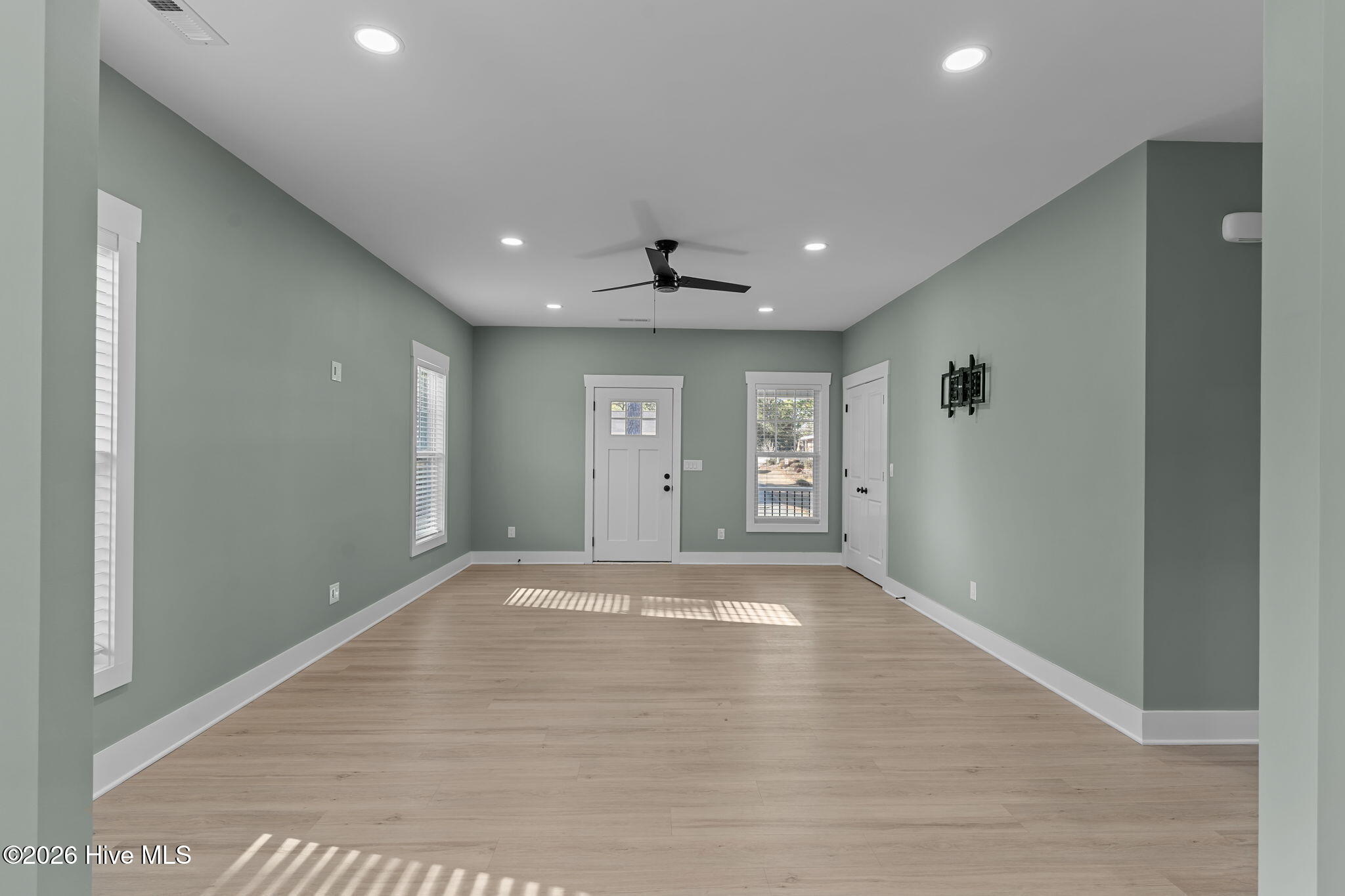 100548399 | Photo 17