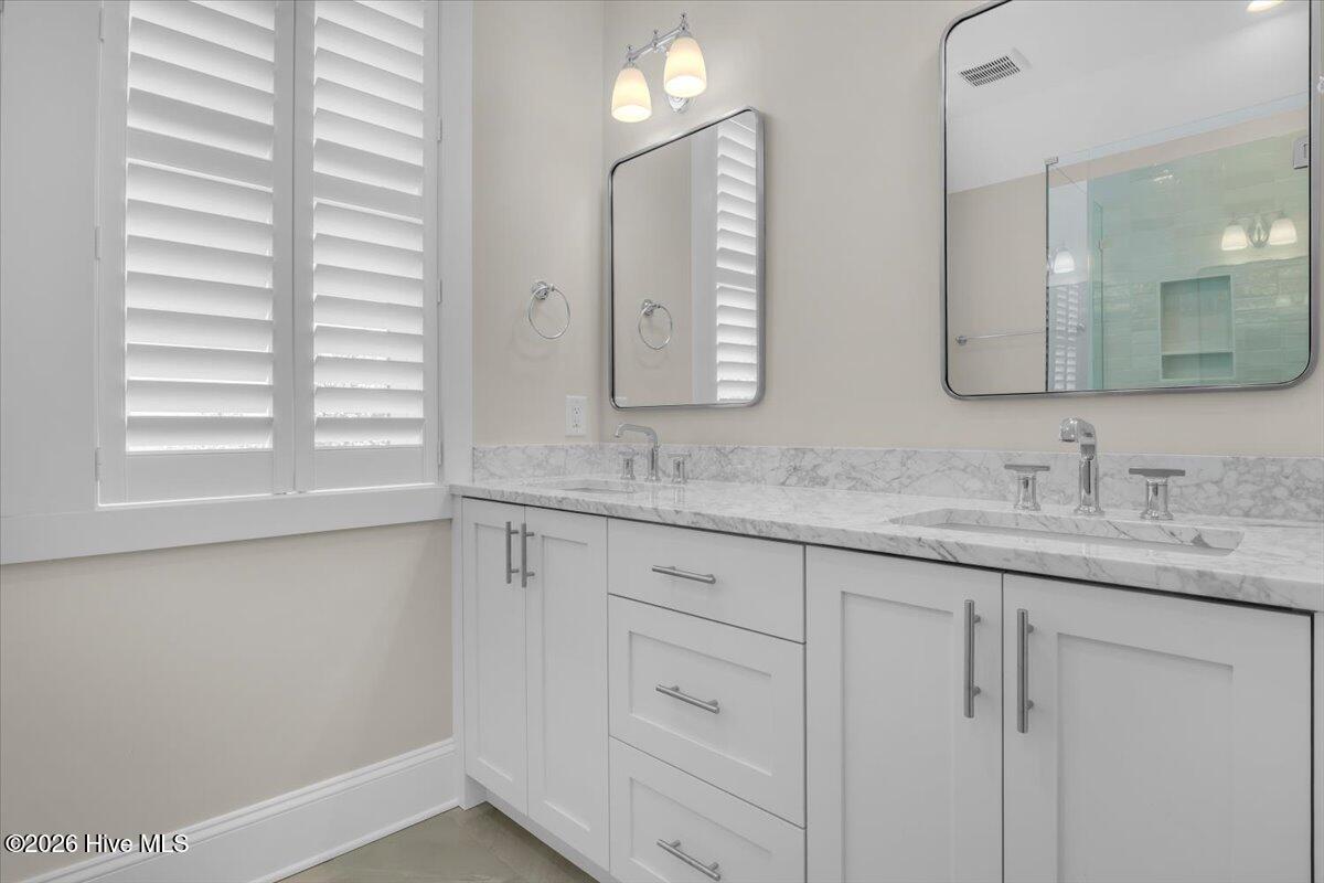 100563677 | Photo 45