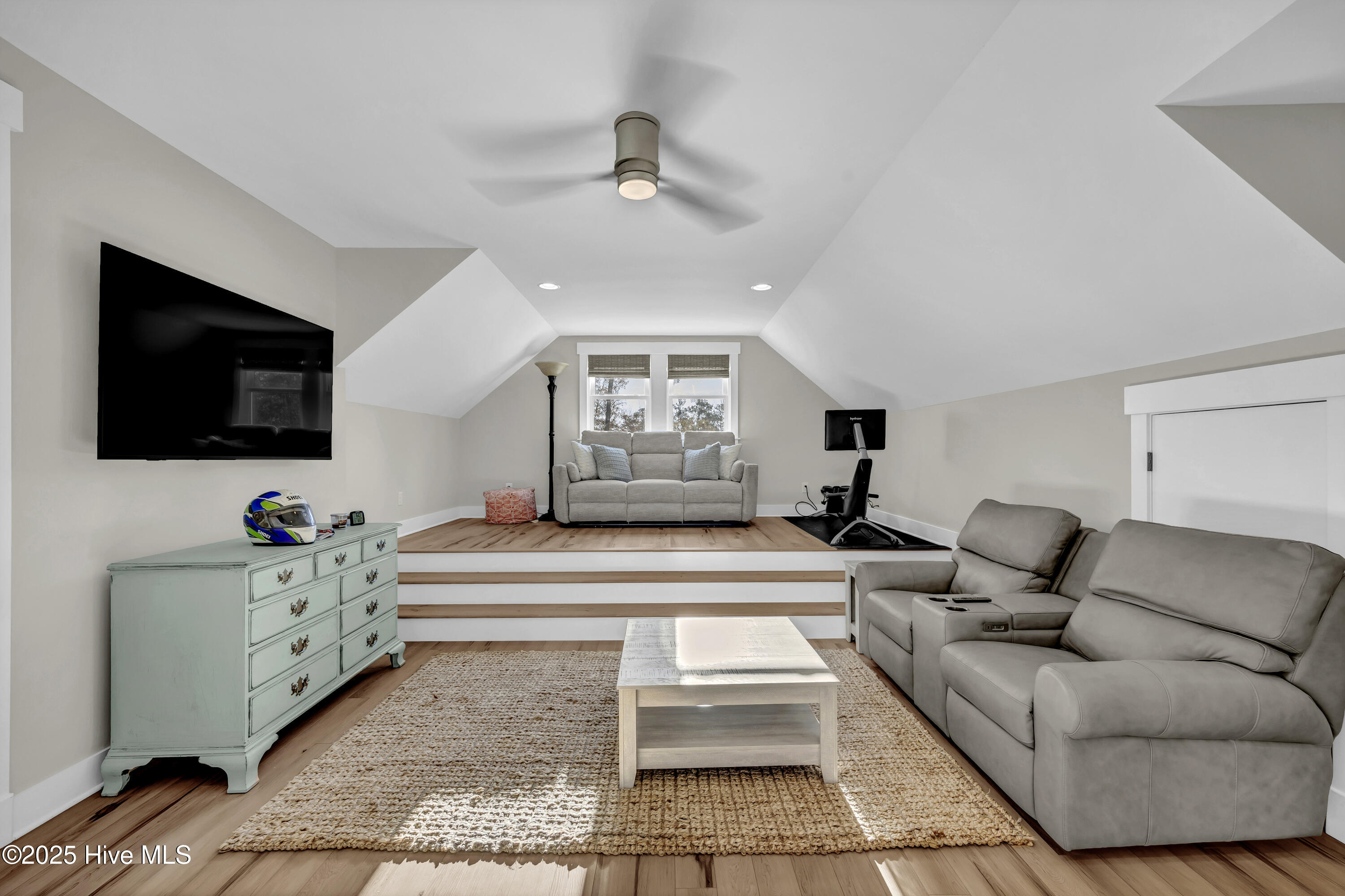 100543149 | Photo 43