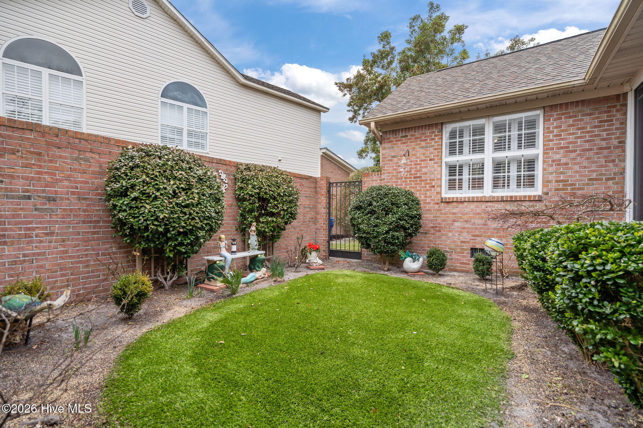 100557863 | Photo 46