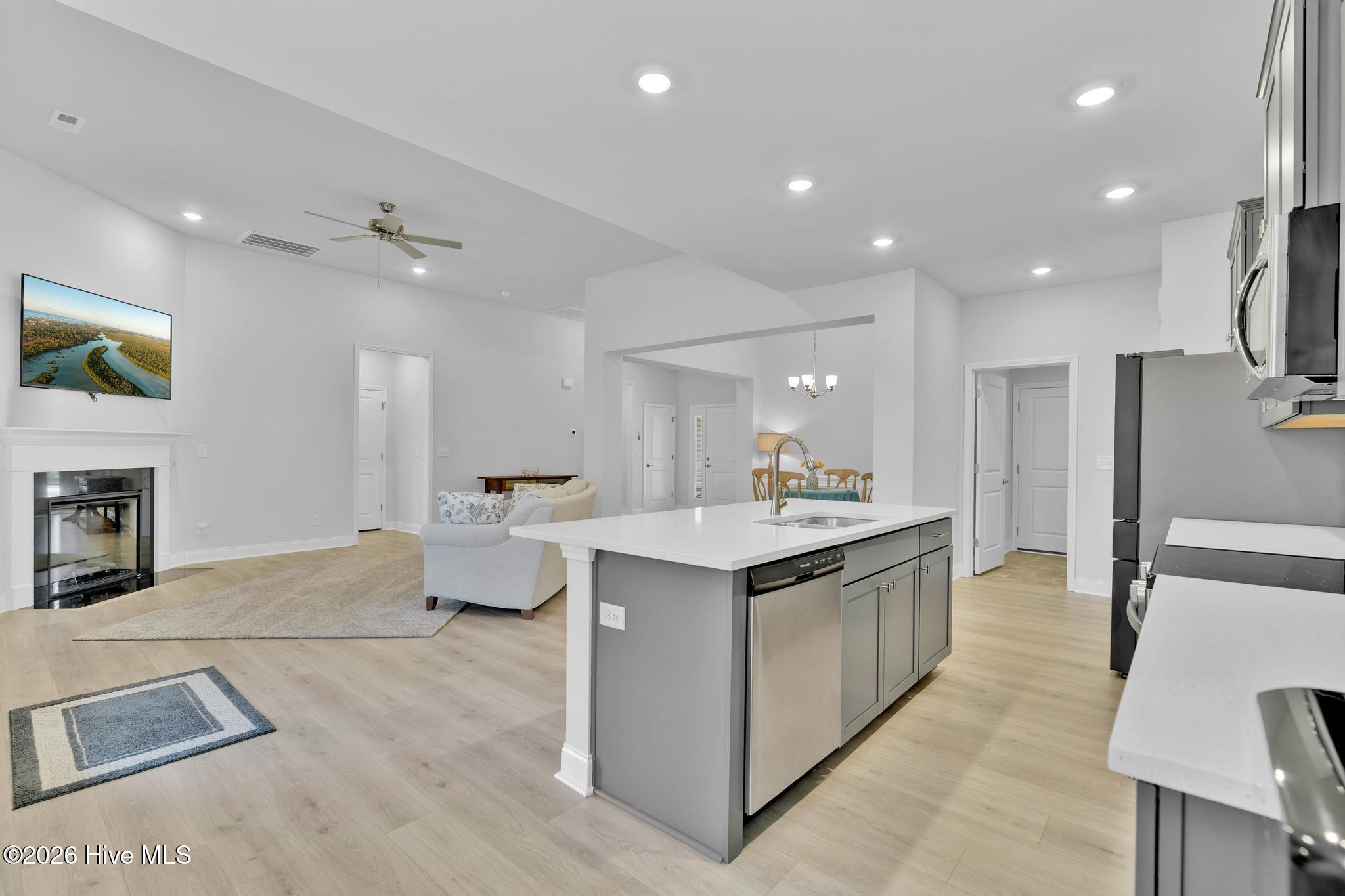 100553643 | Photo 13