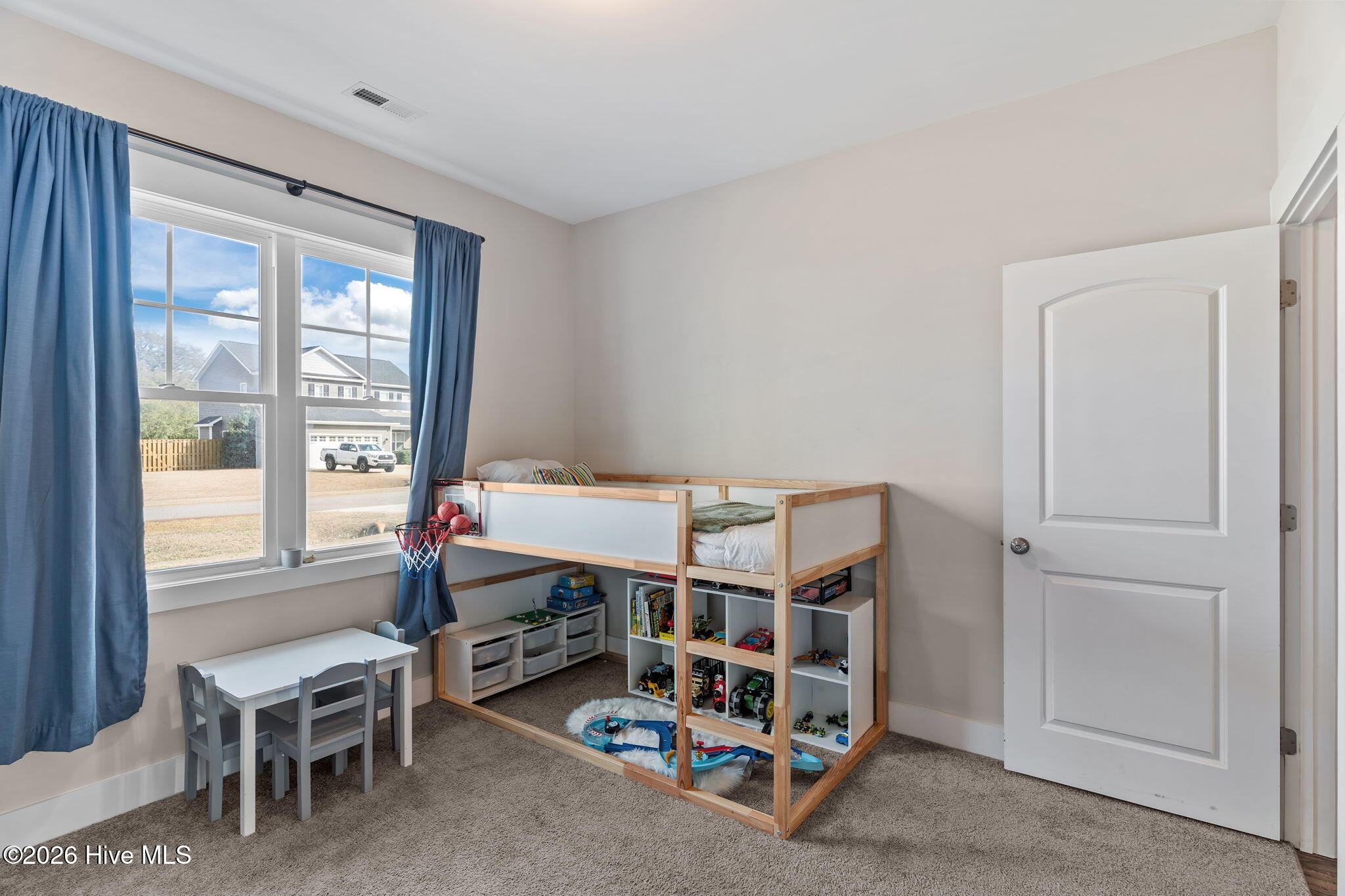 100558156 | Photo 35