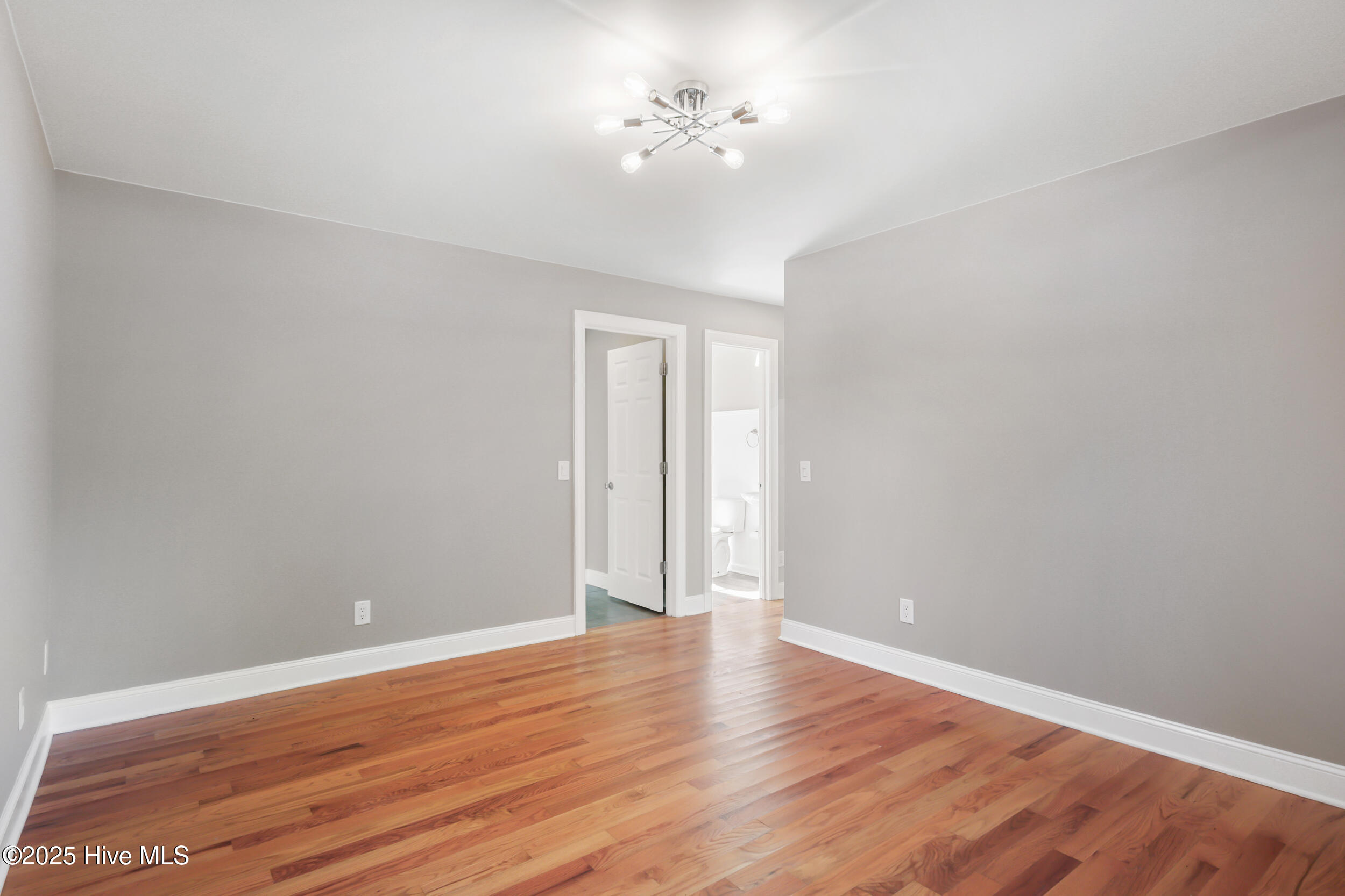 100542075 | Photo 45