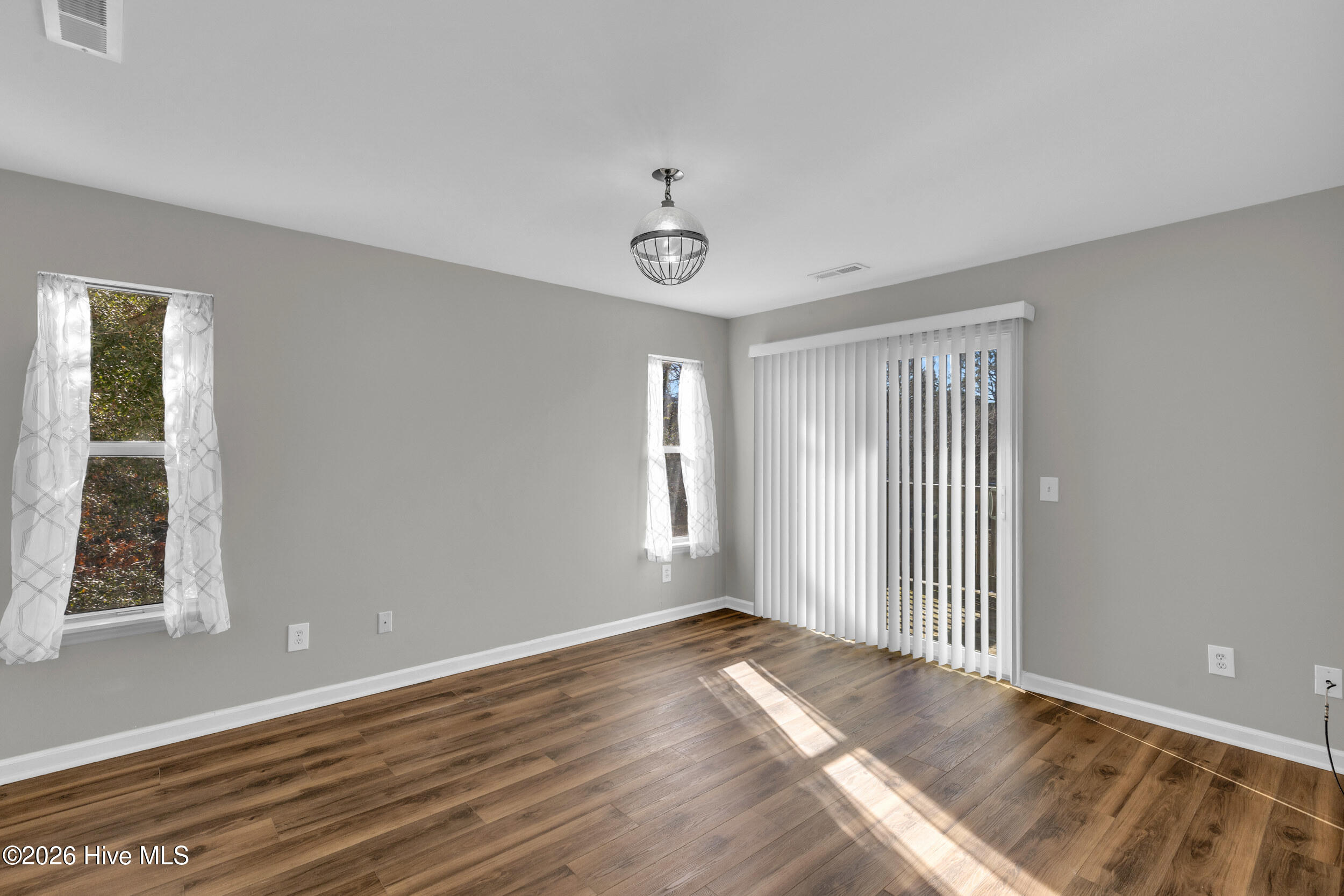 100549306 | Photo 15