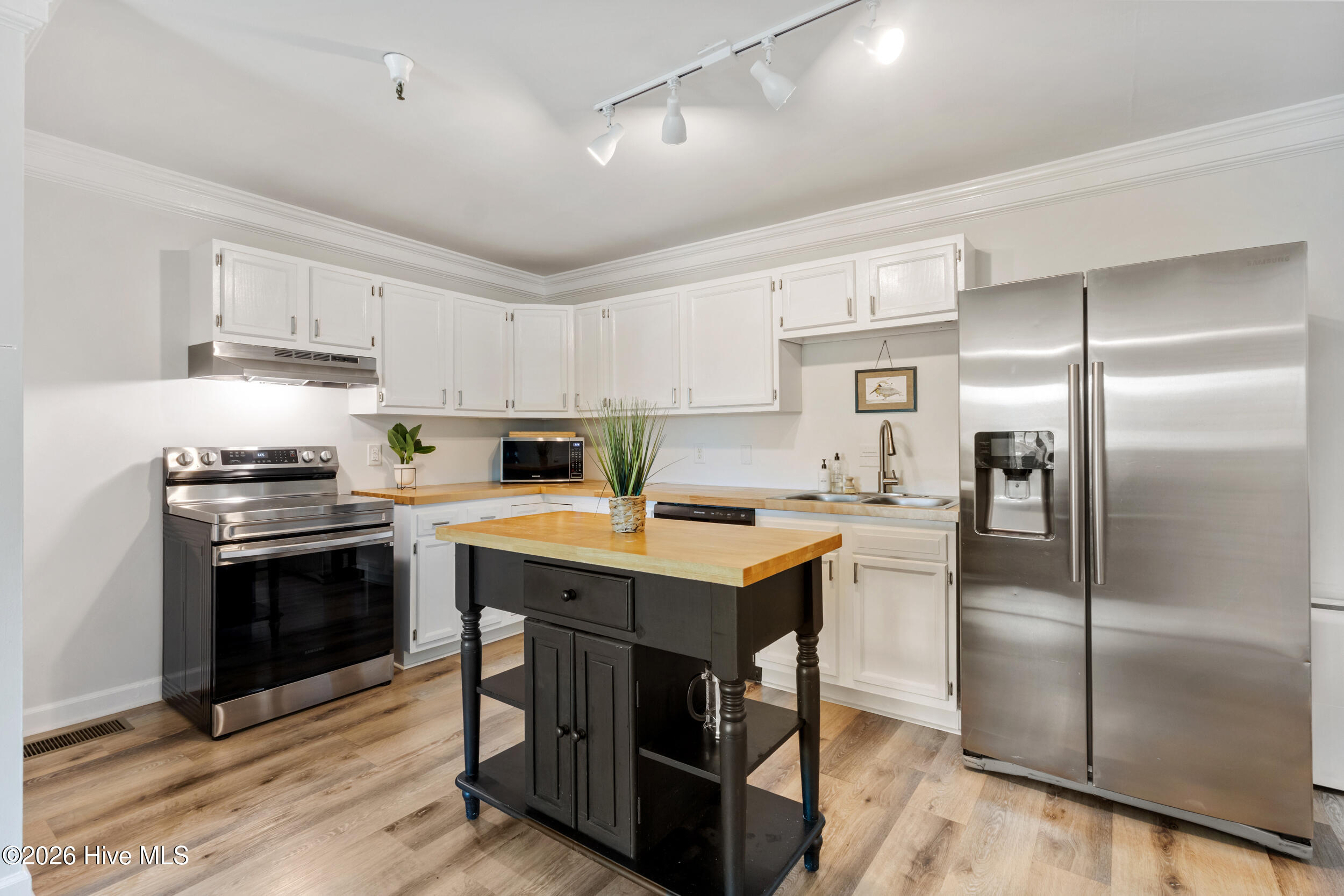 100565367 | Photo 11