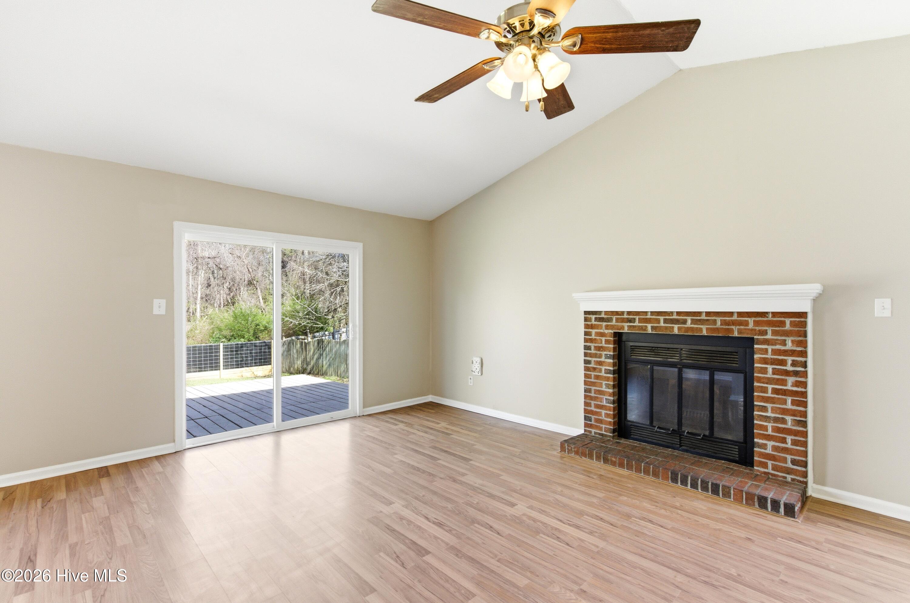 100561176 | Photo 16