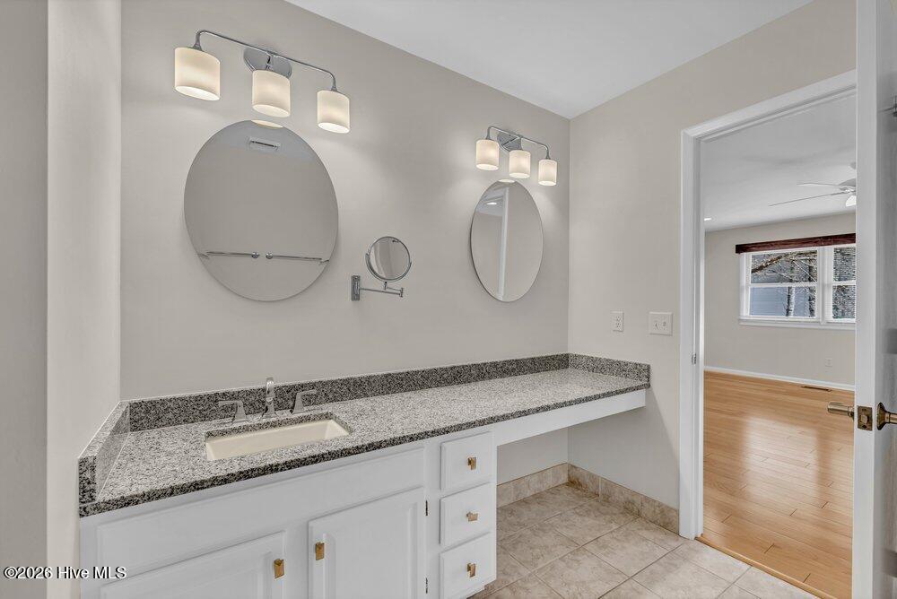 100558387 | Photo 22