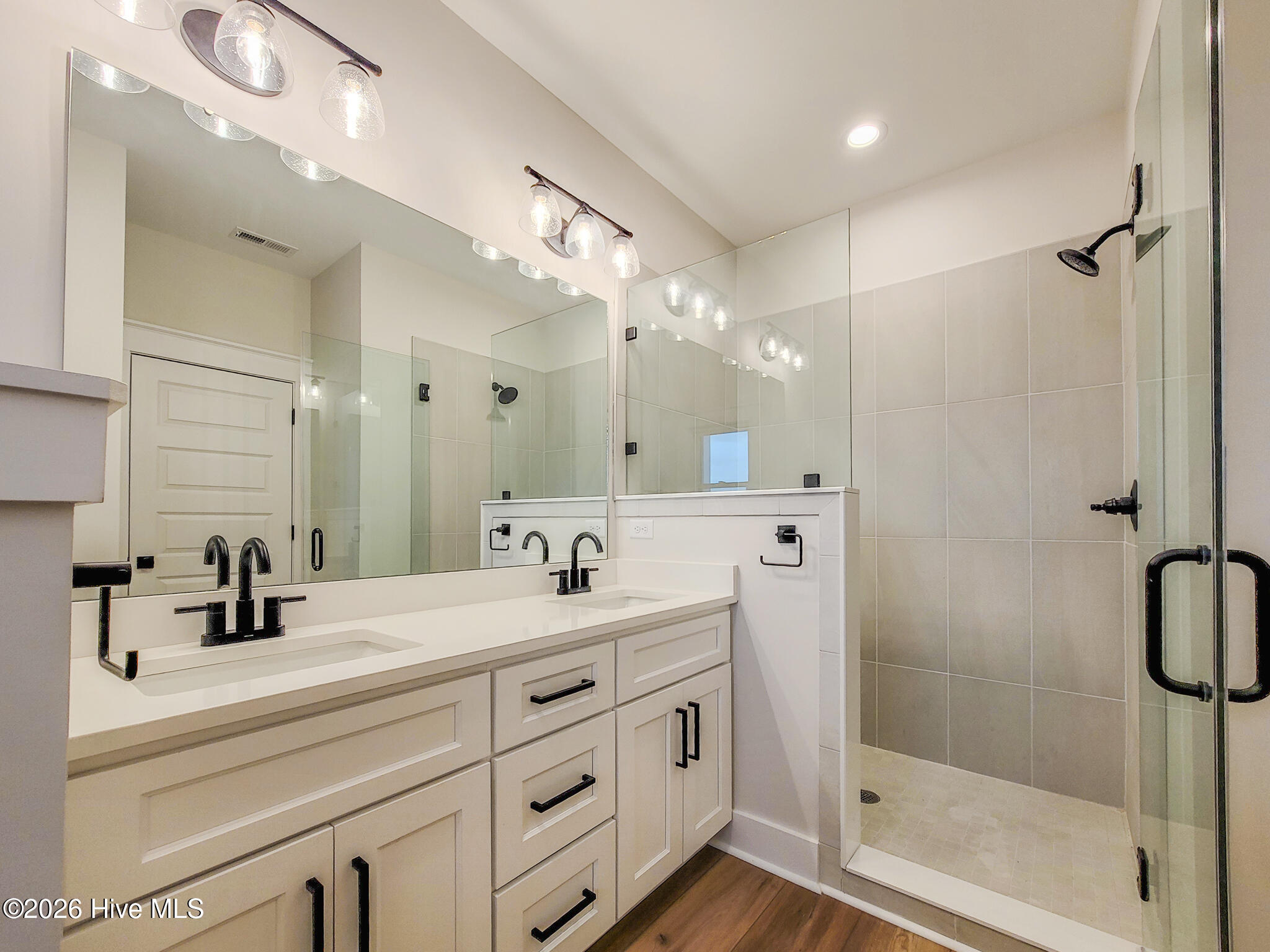 100553641 | Photo 61