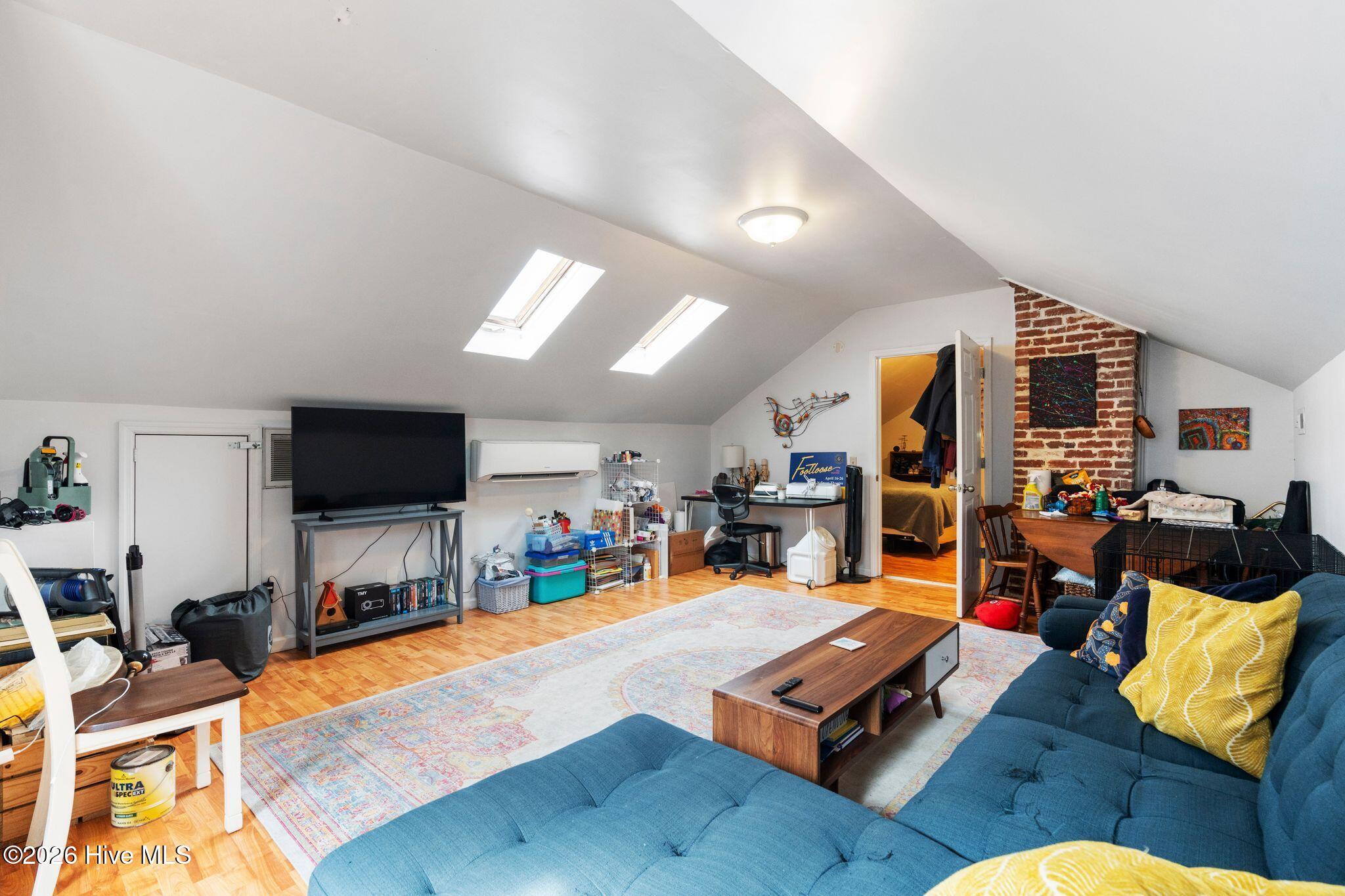 100570327 | Photo 47