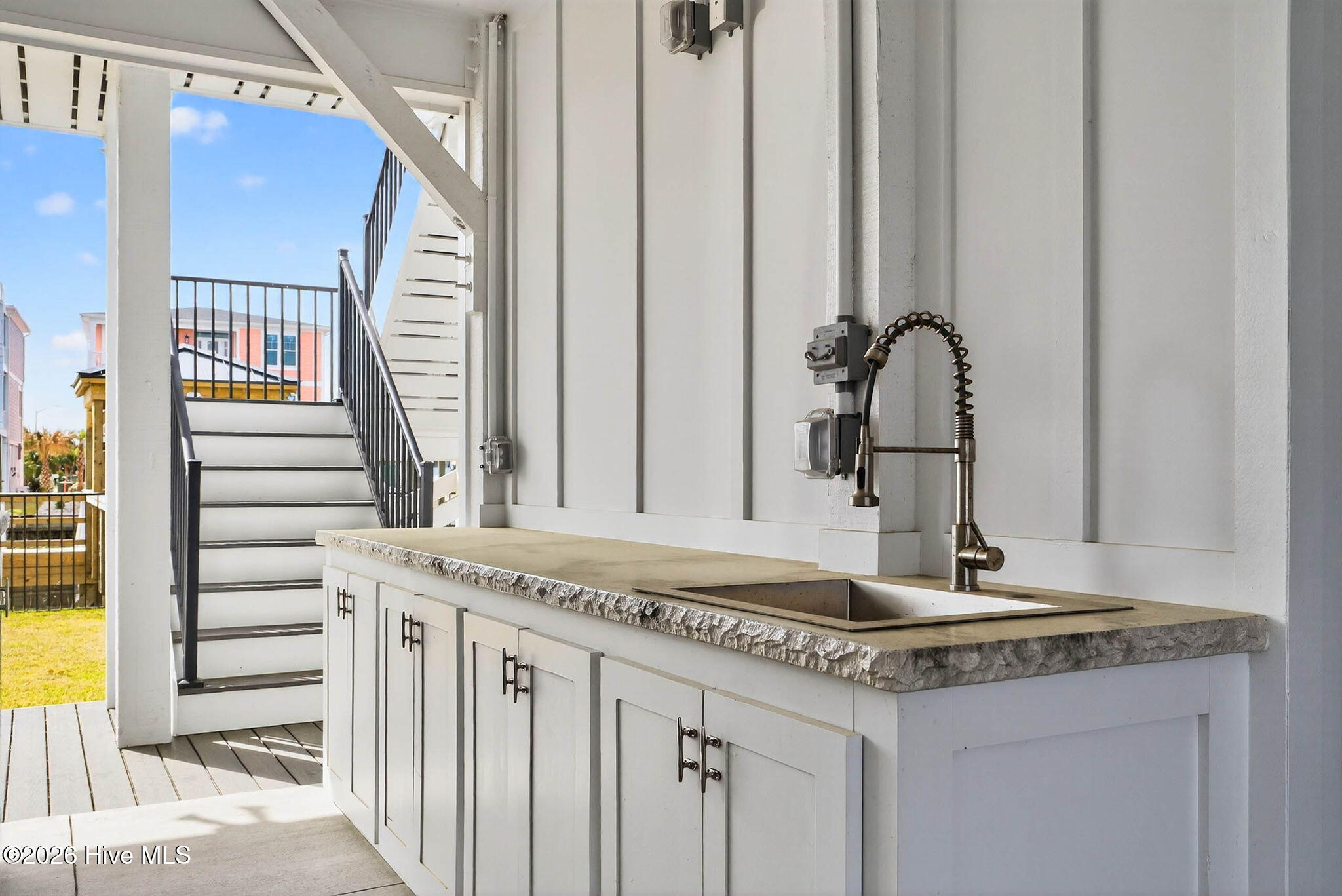 100561334 | Photo 69