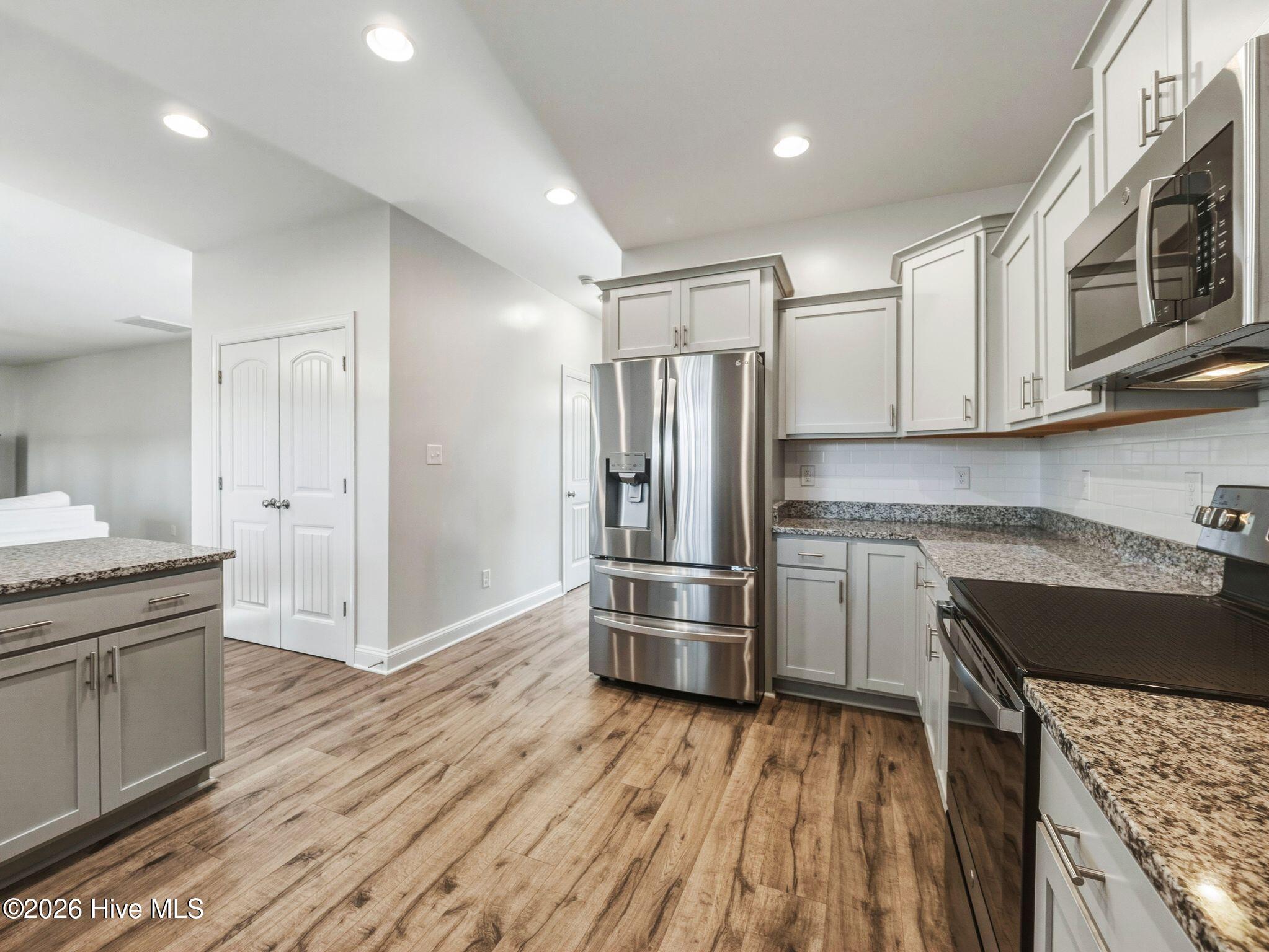 100570227 | Photo 17