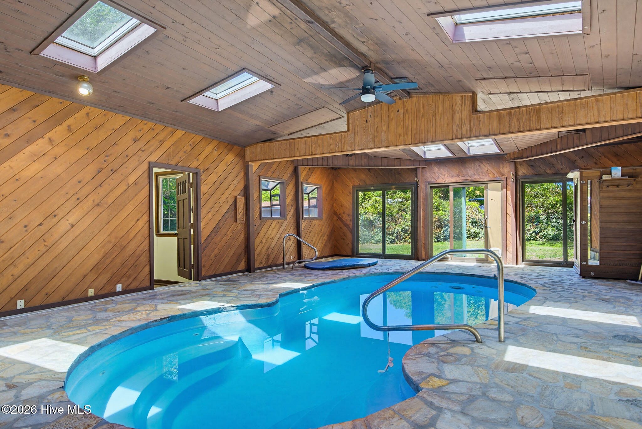 100568983 | Photo 11