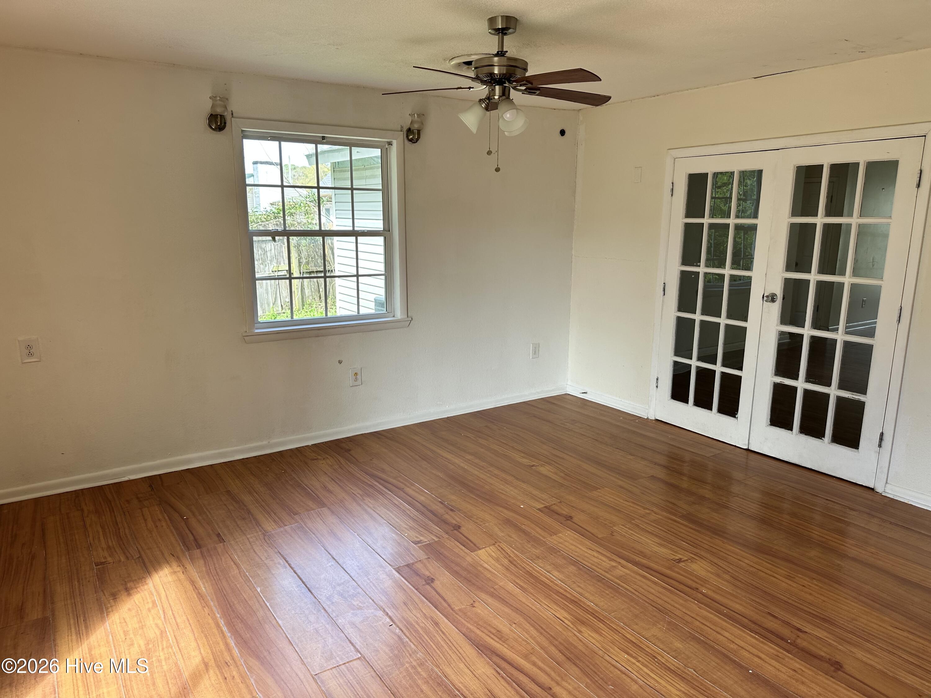 100568099 | Photo 14