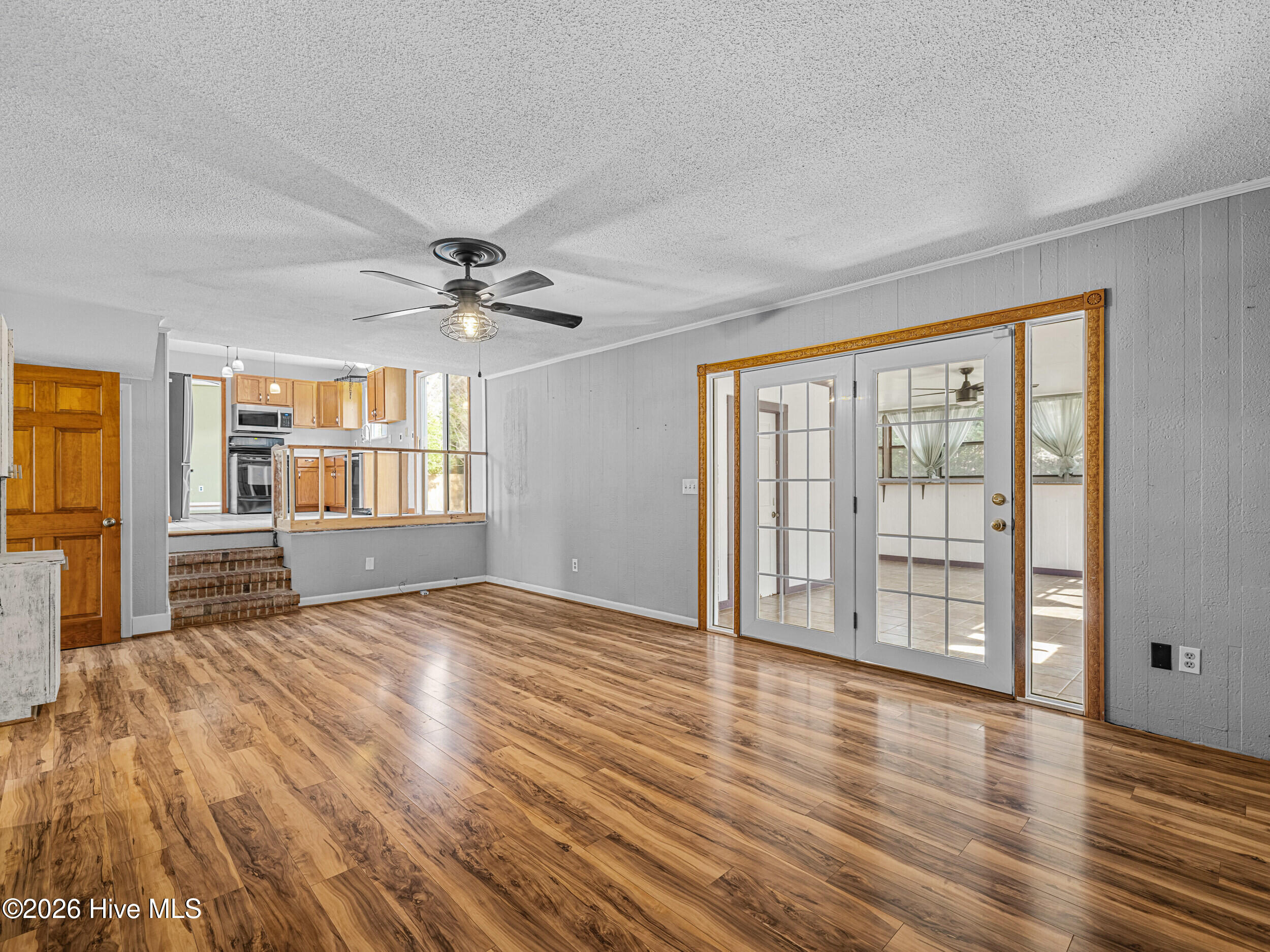 100561743 | Photo 22