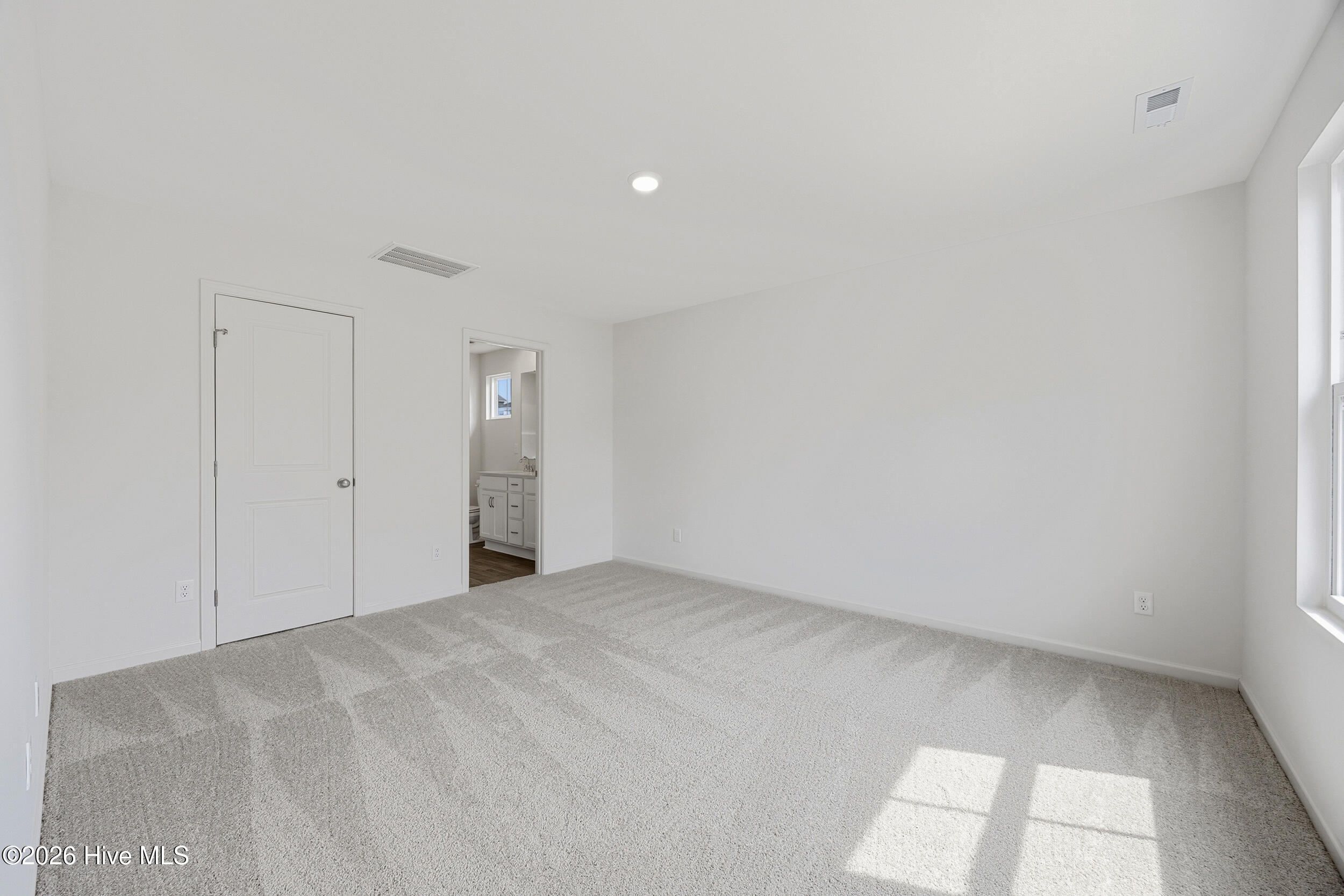 100567219 | Photo 16