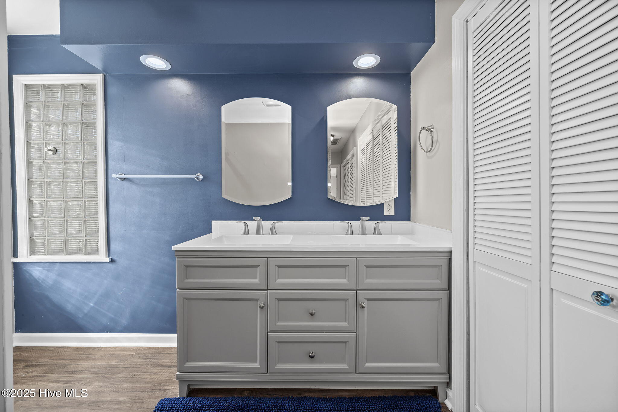 100542454 | Photo 42