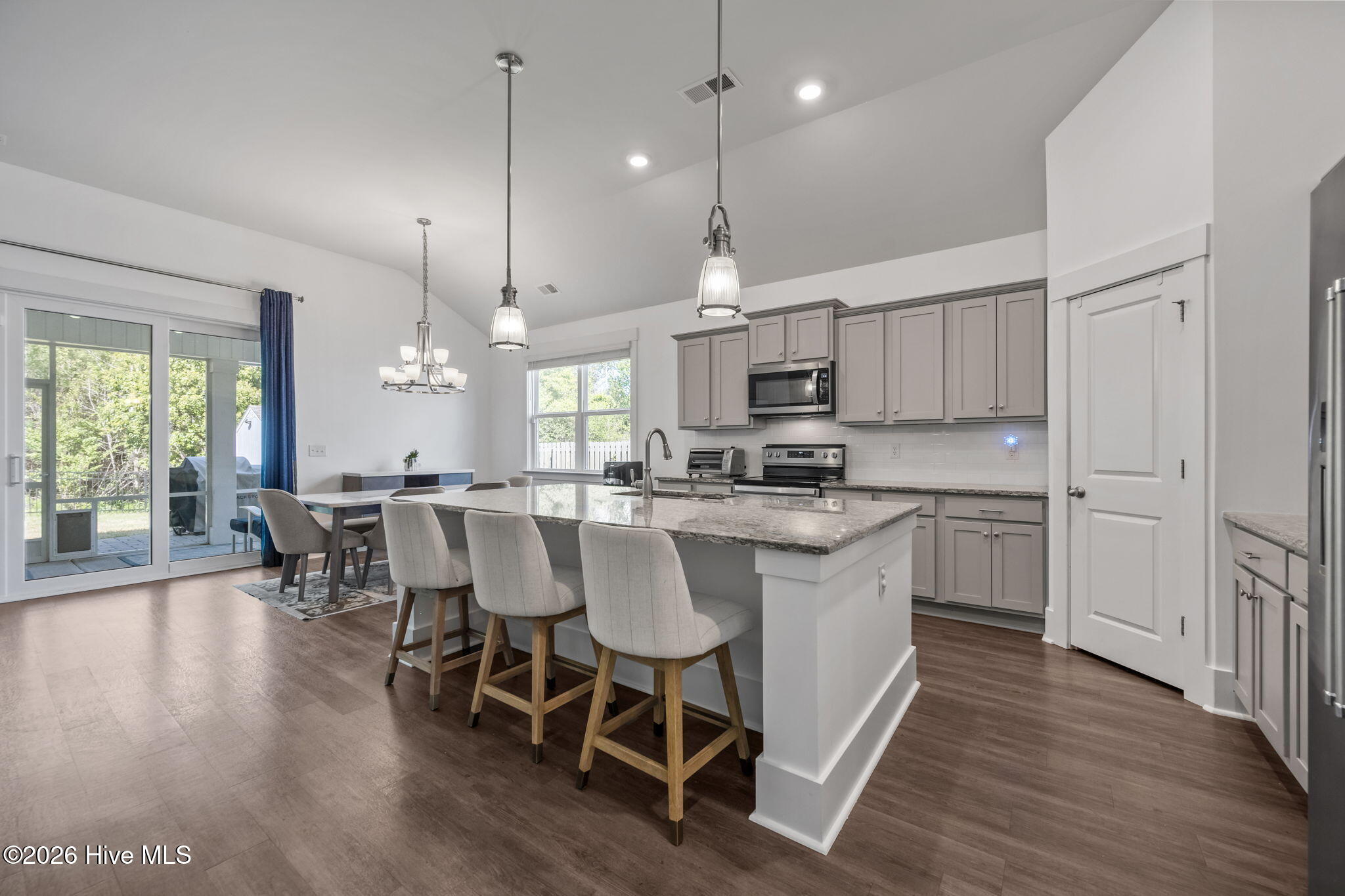 100566590 | Photo 49