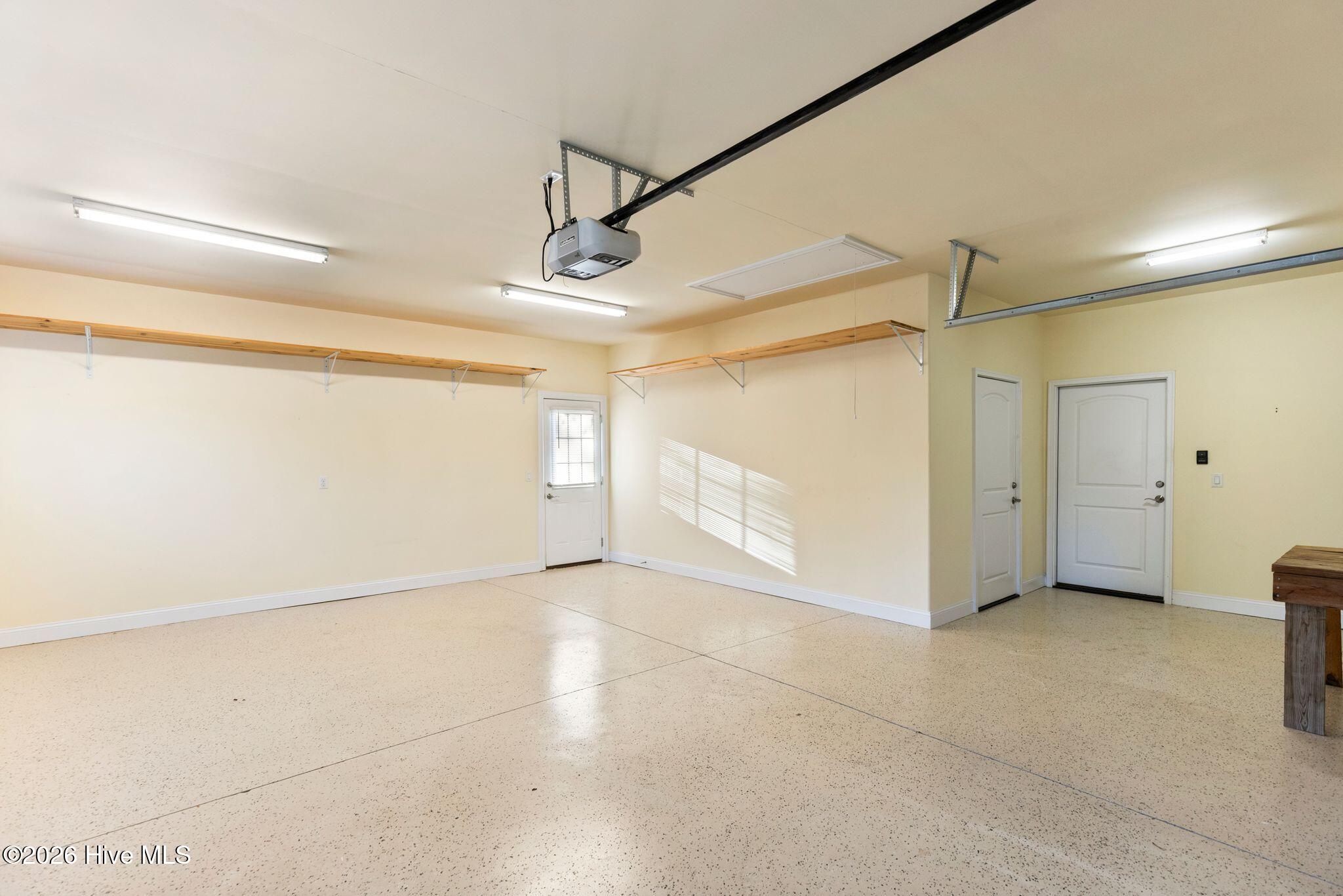 100559645 | Photo 35