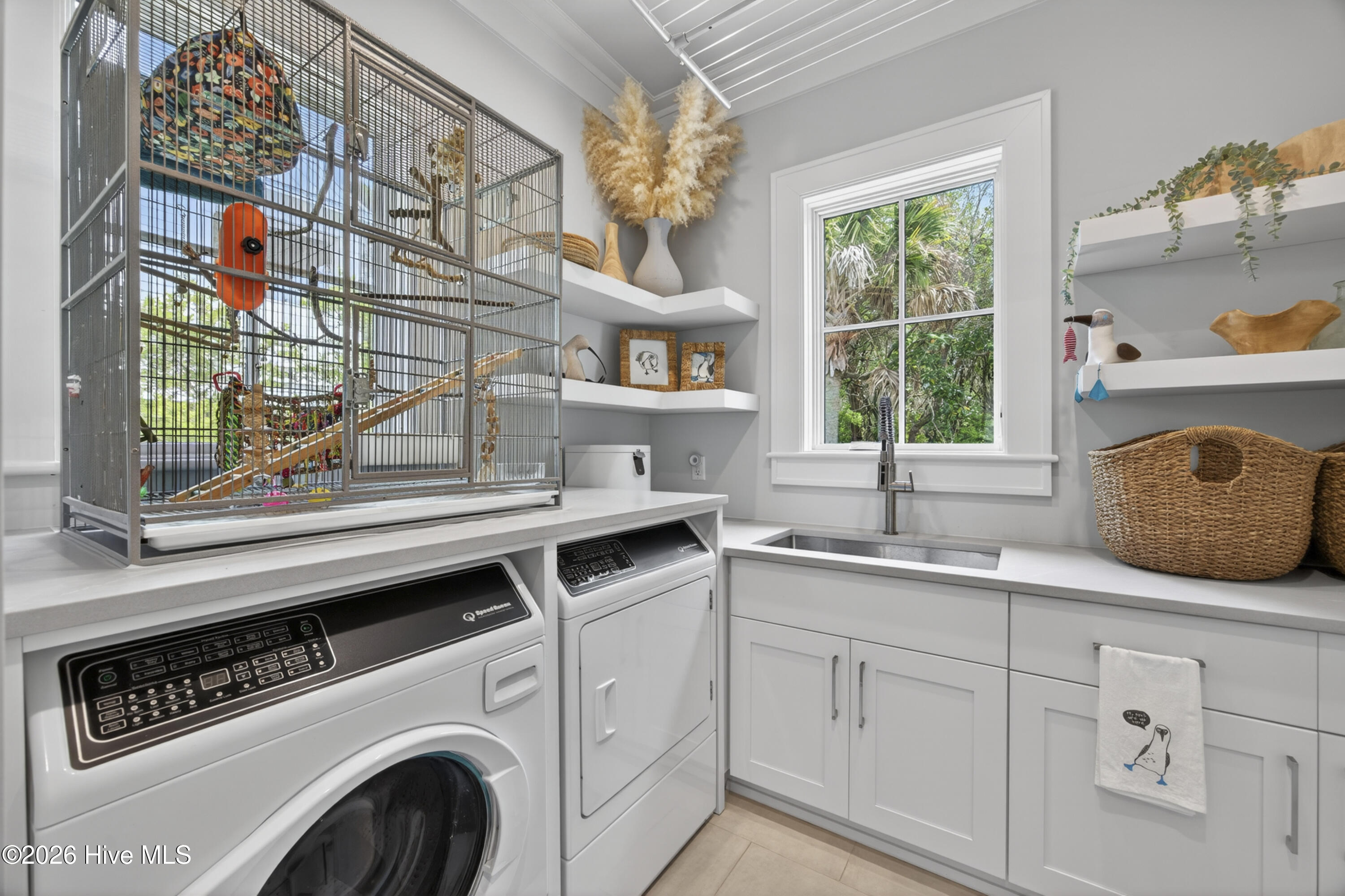 100566186 | Photo 24