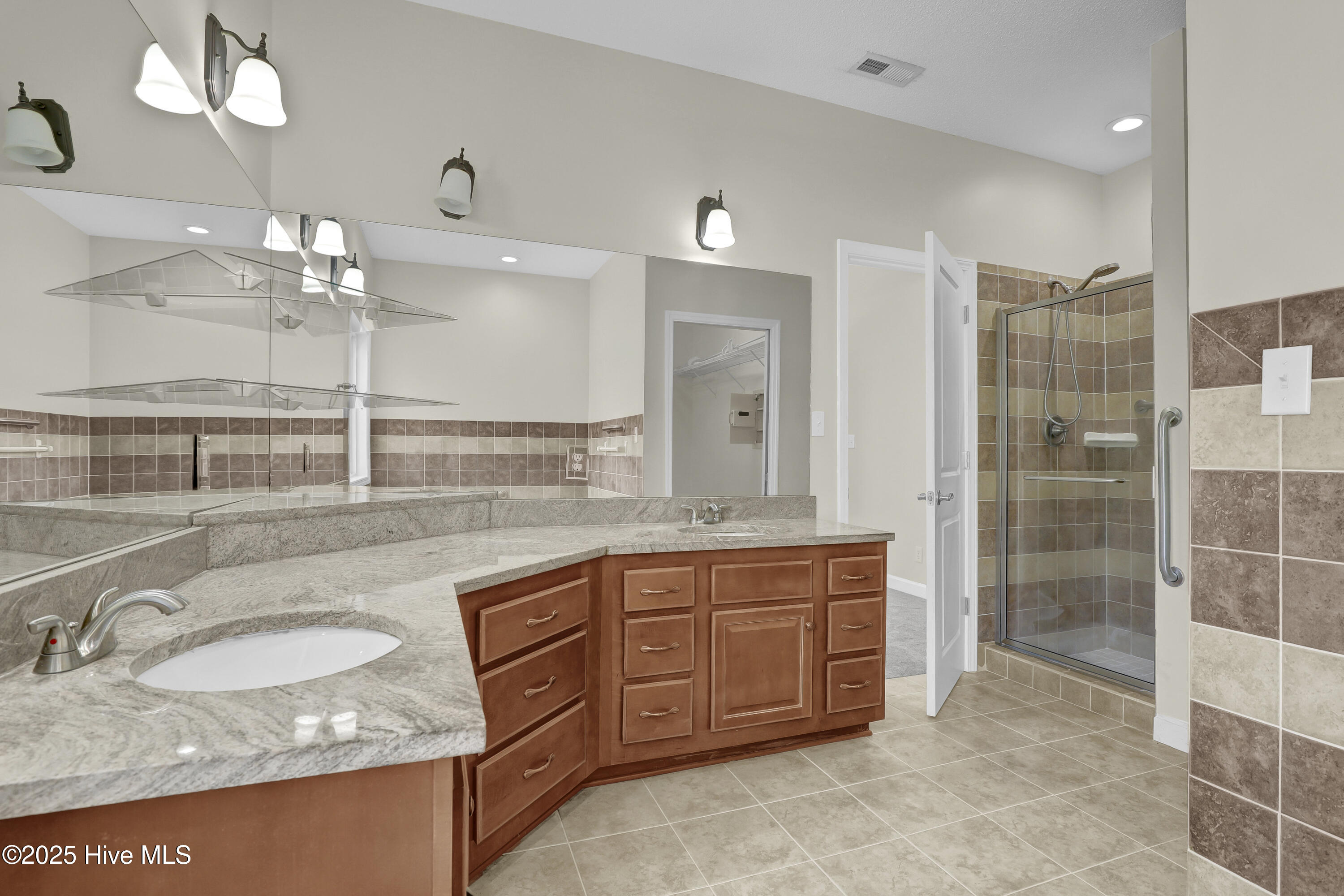 100539078 | Photo 15