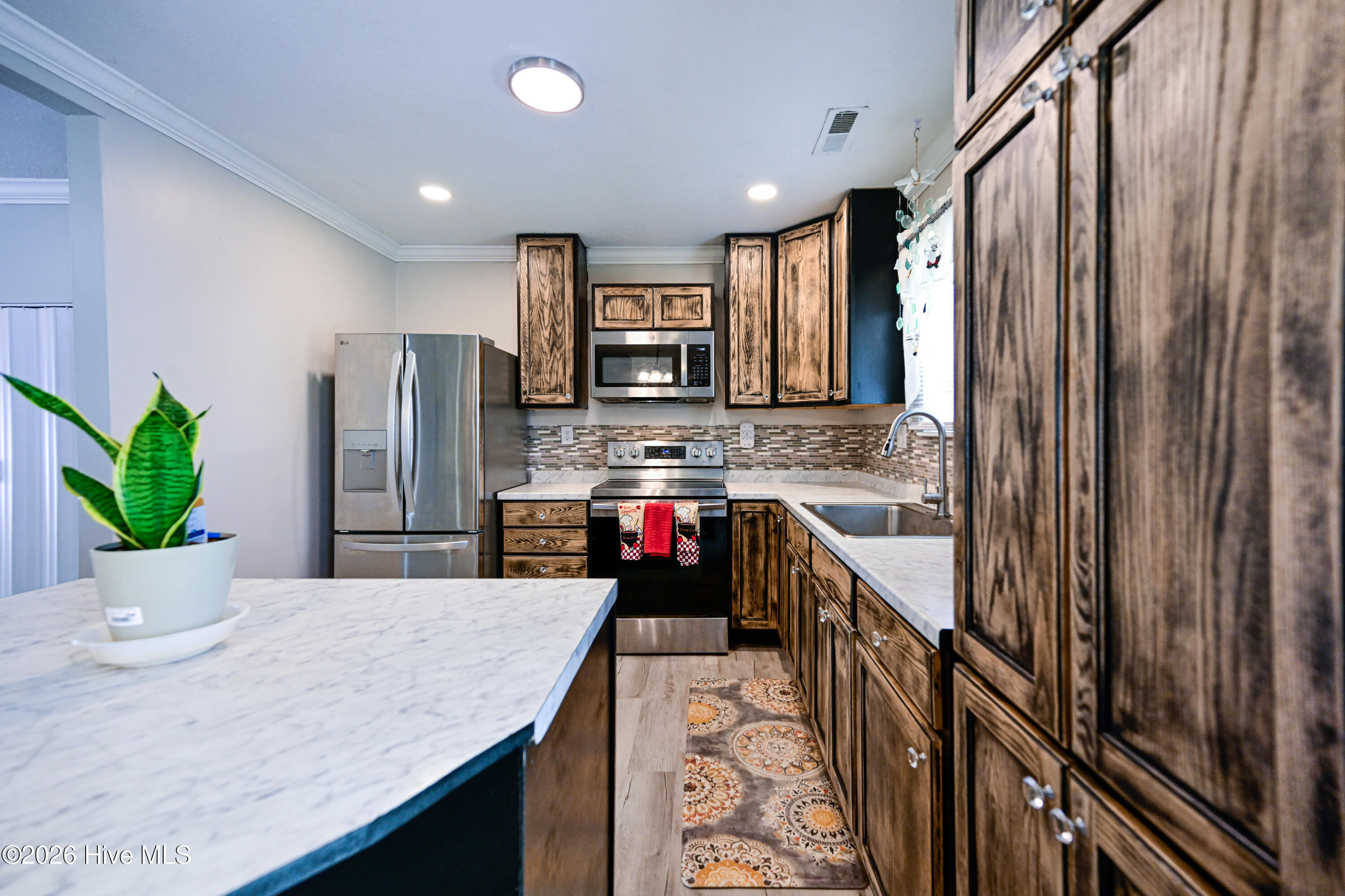 100564007 | Photo 10