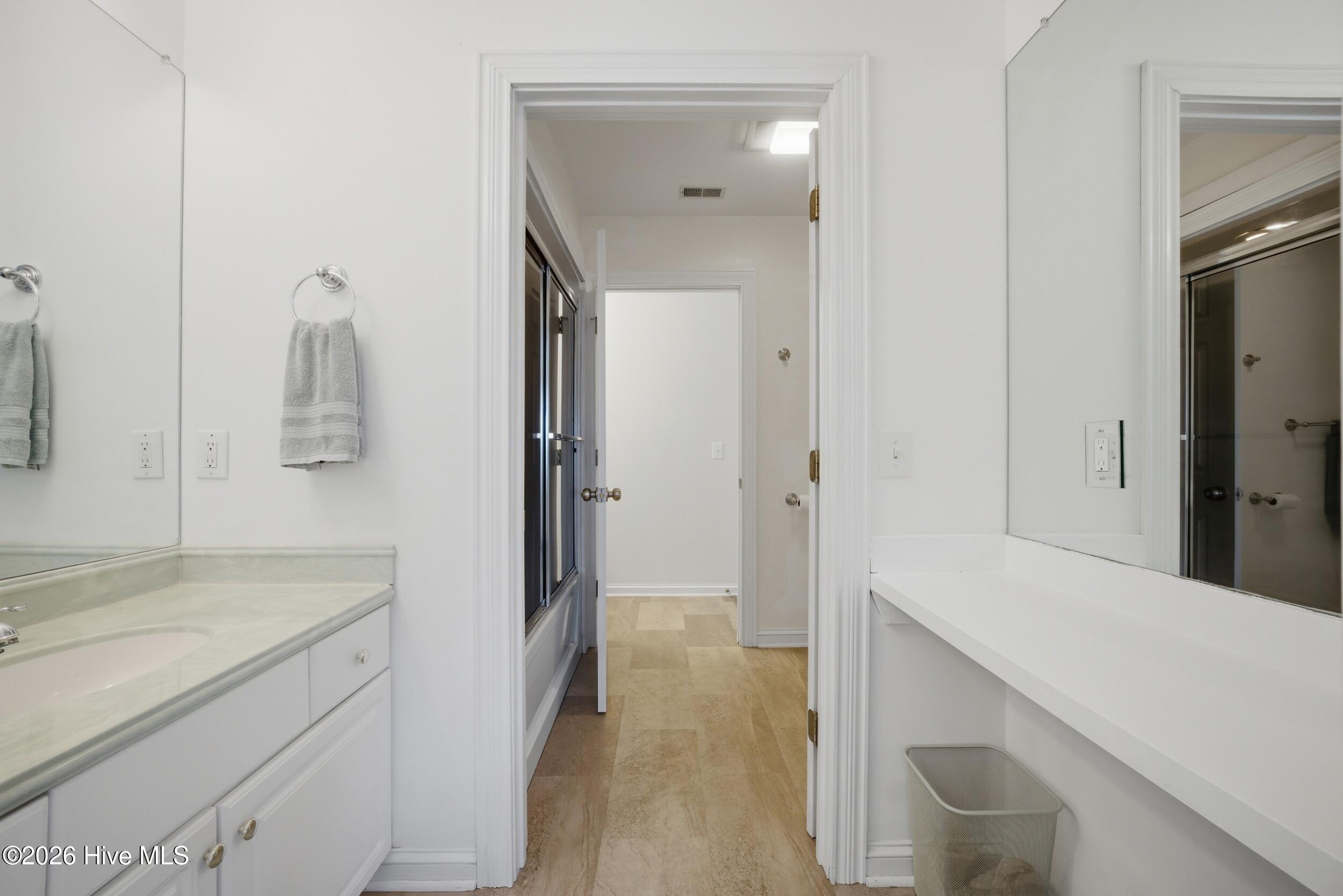 Jack & Jill bath between 3 & 4