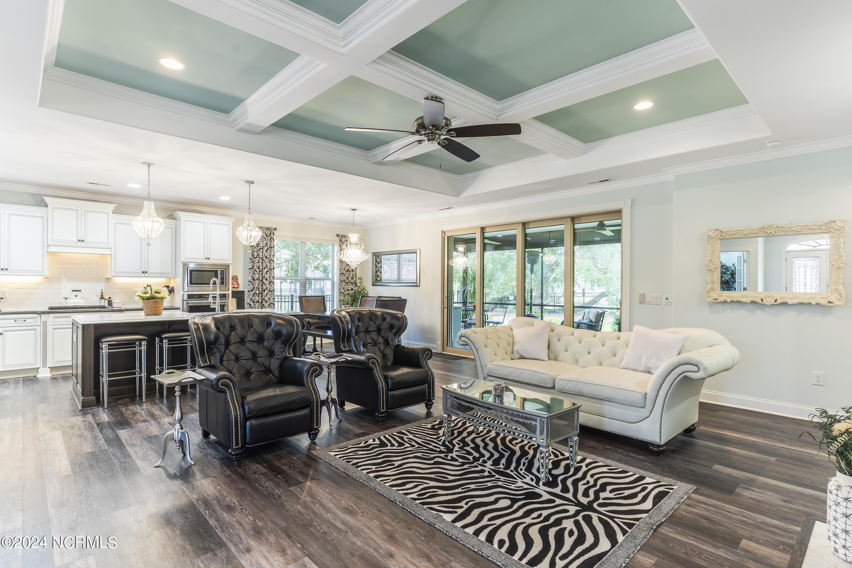 100554009 | Photo 11