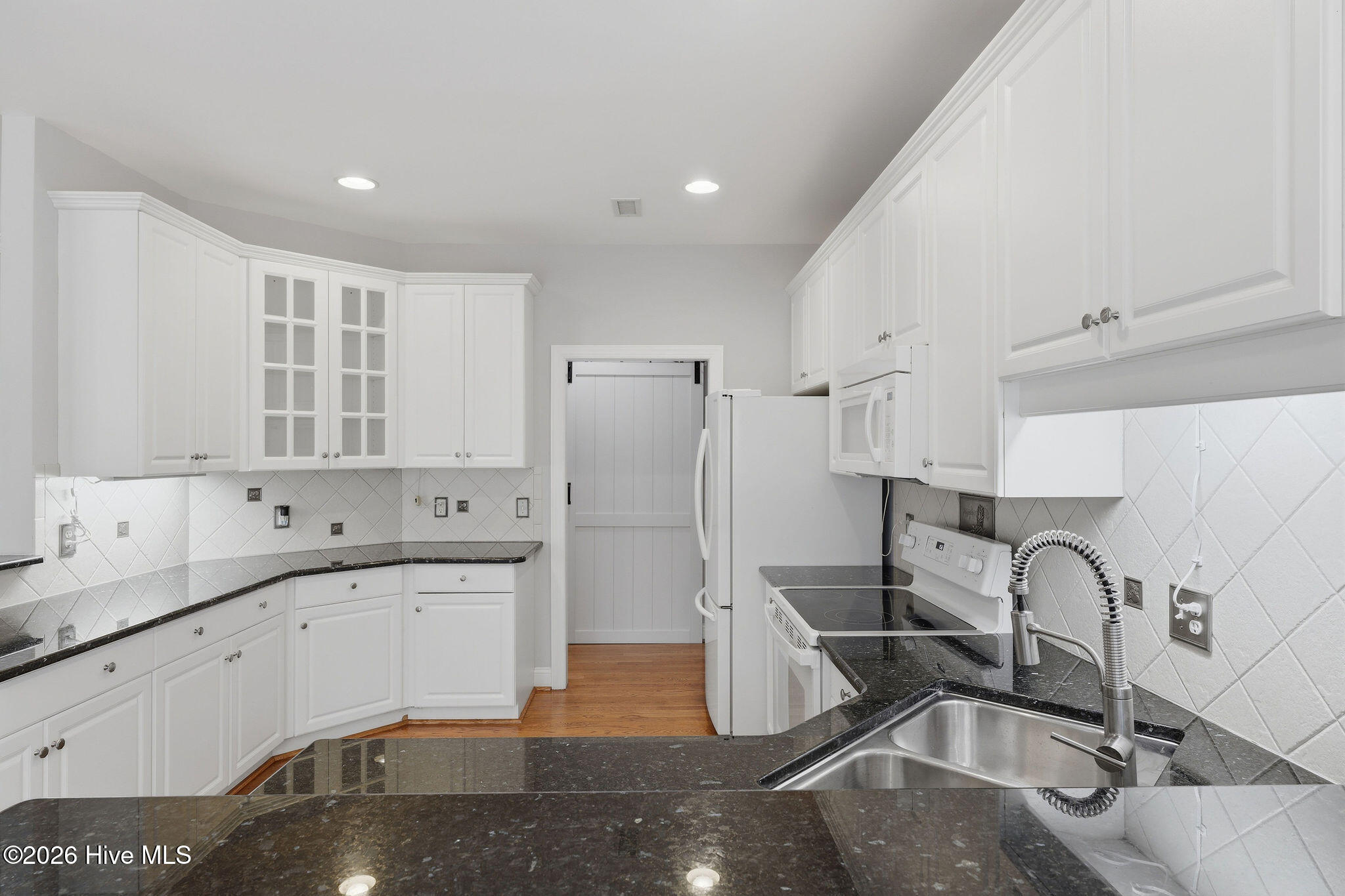 100560858 | Photo 16