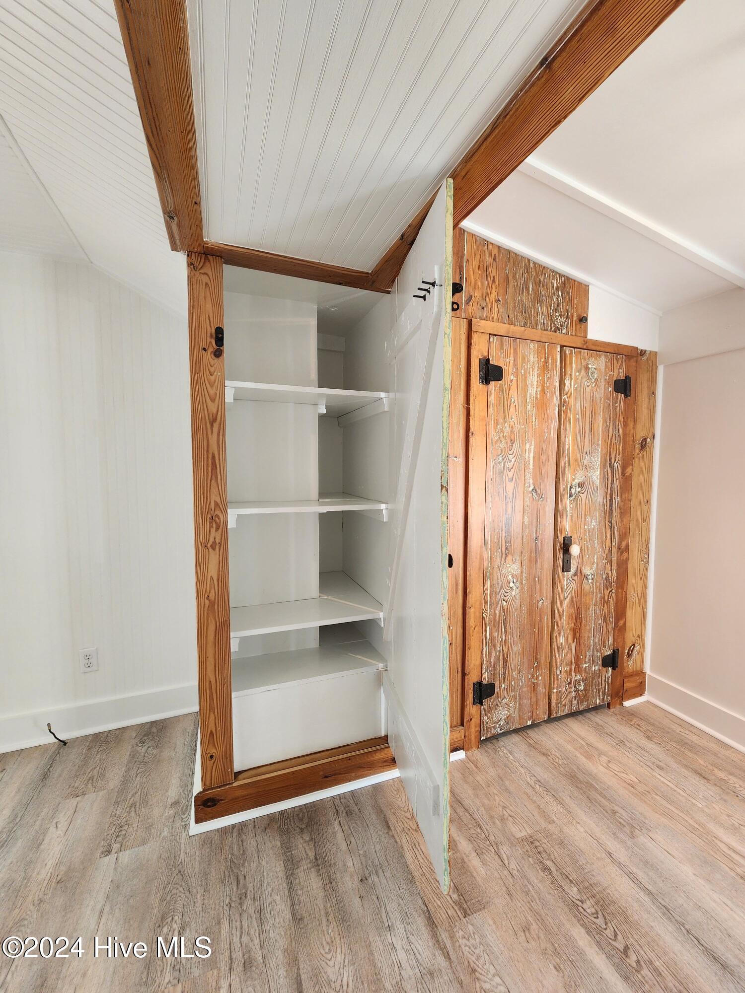 100570380 | Photo 29