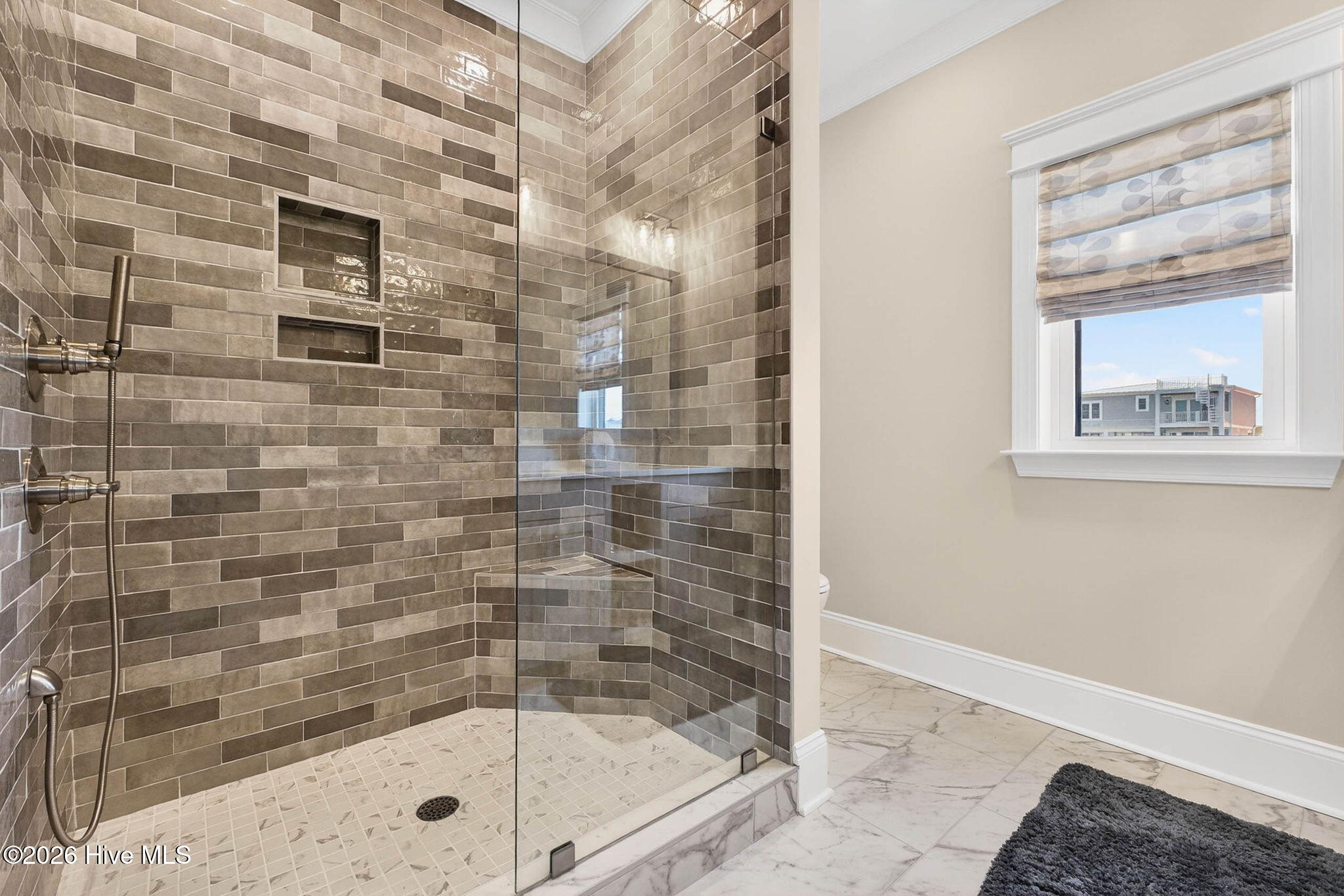 100561334 | Photo 44