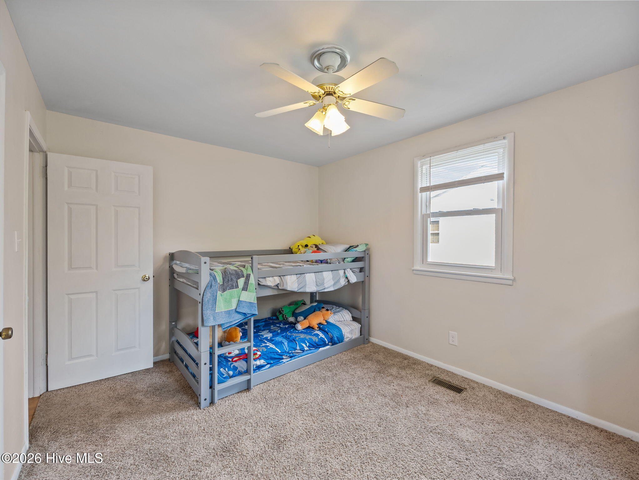 100563100 | Photo 11