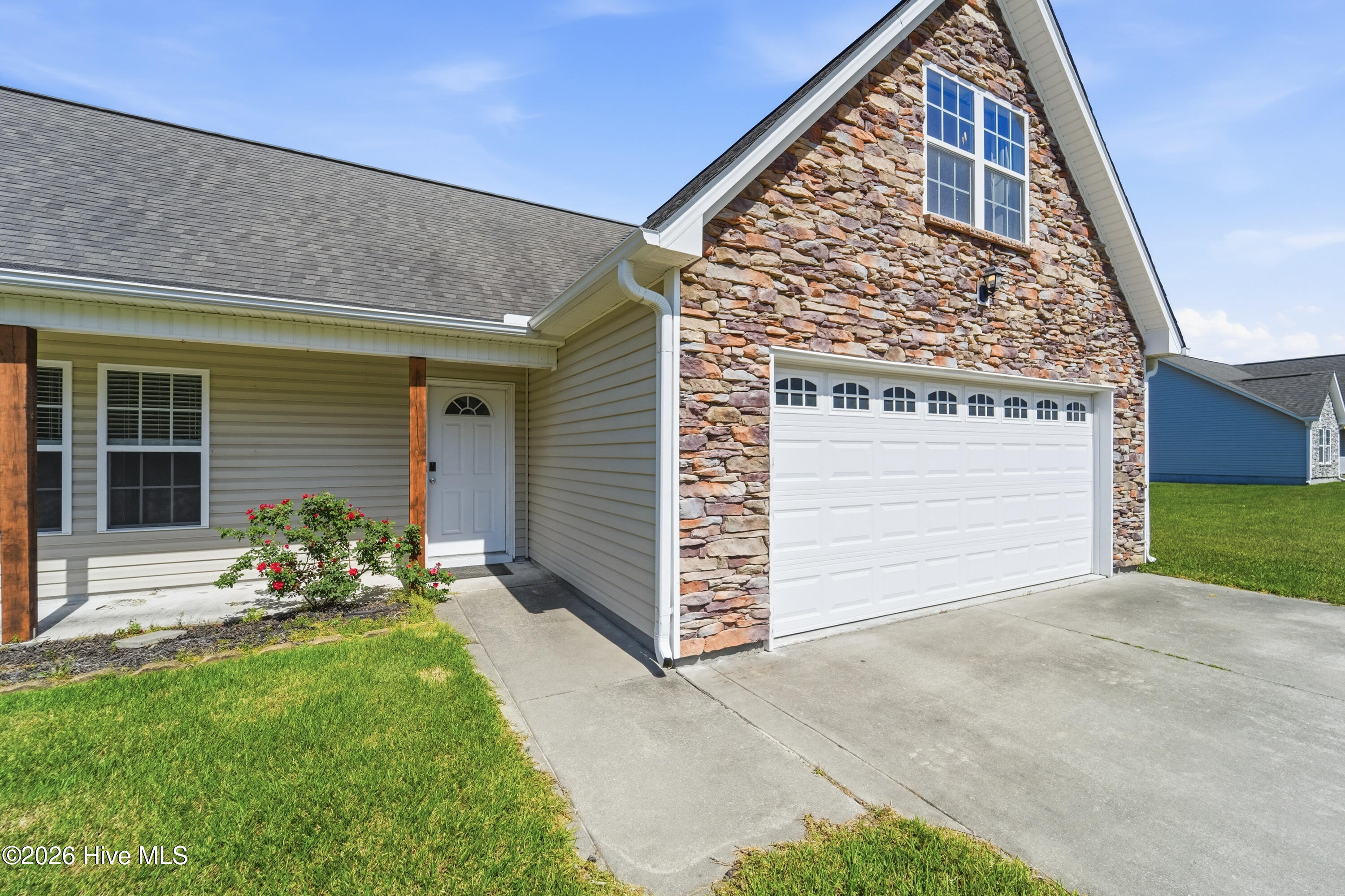 100568170 | Photo 43