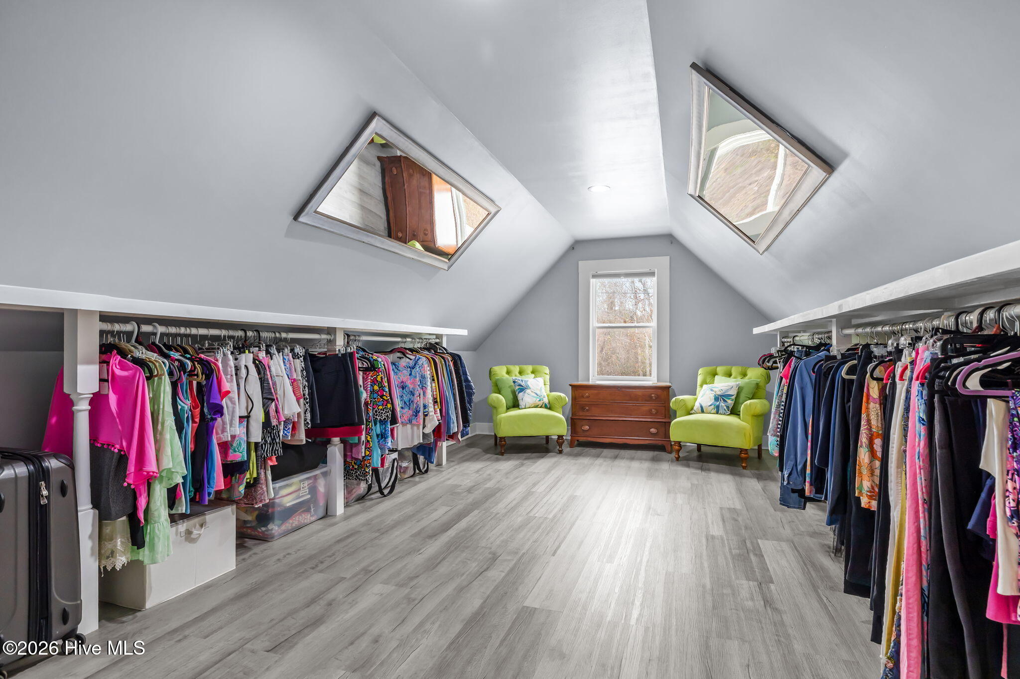 100549021 | Photo 28