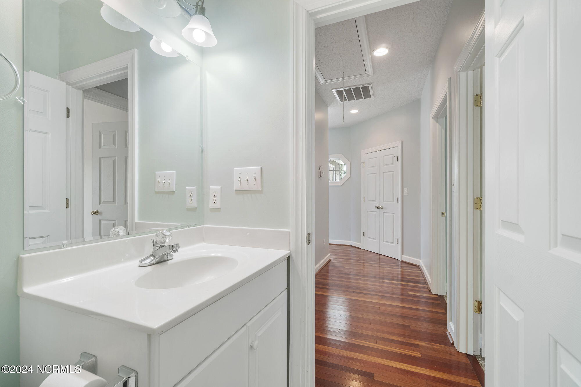 100536264 | Photo 26