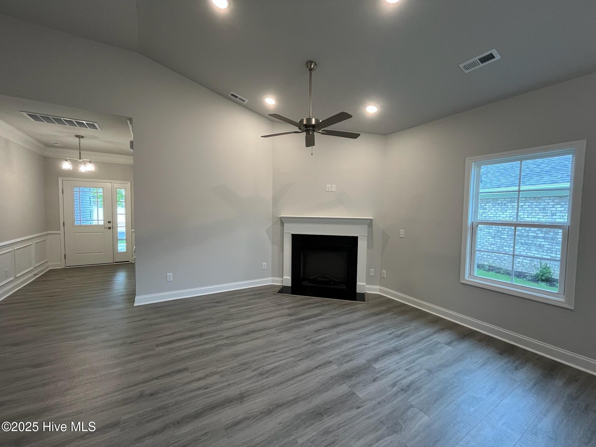 100426037 | Photo 11