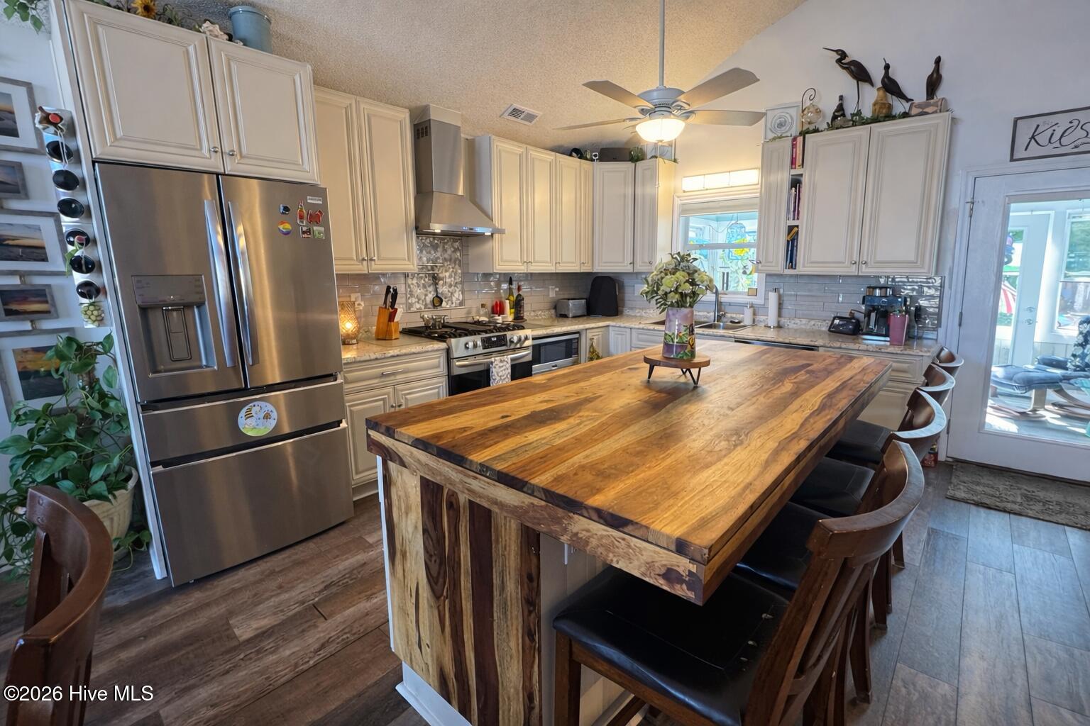 100560834 | Photo 14