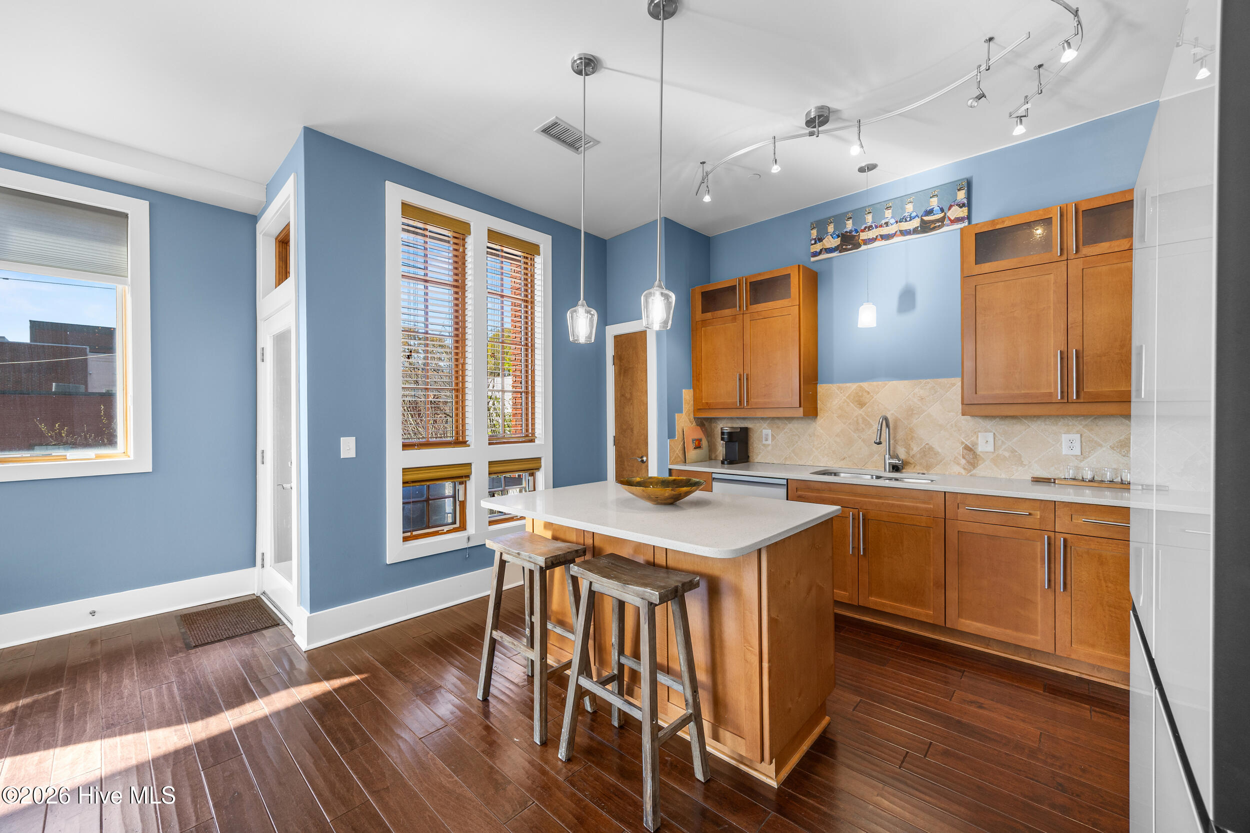 100562510 | Photo 16