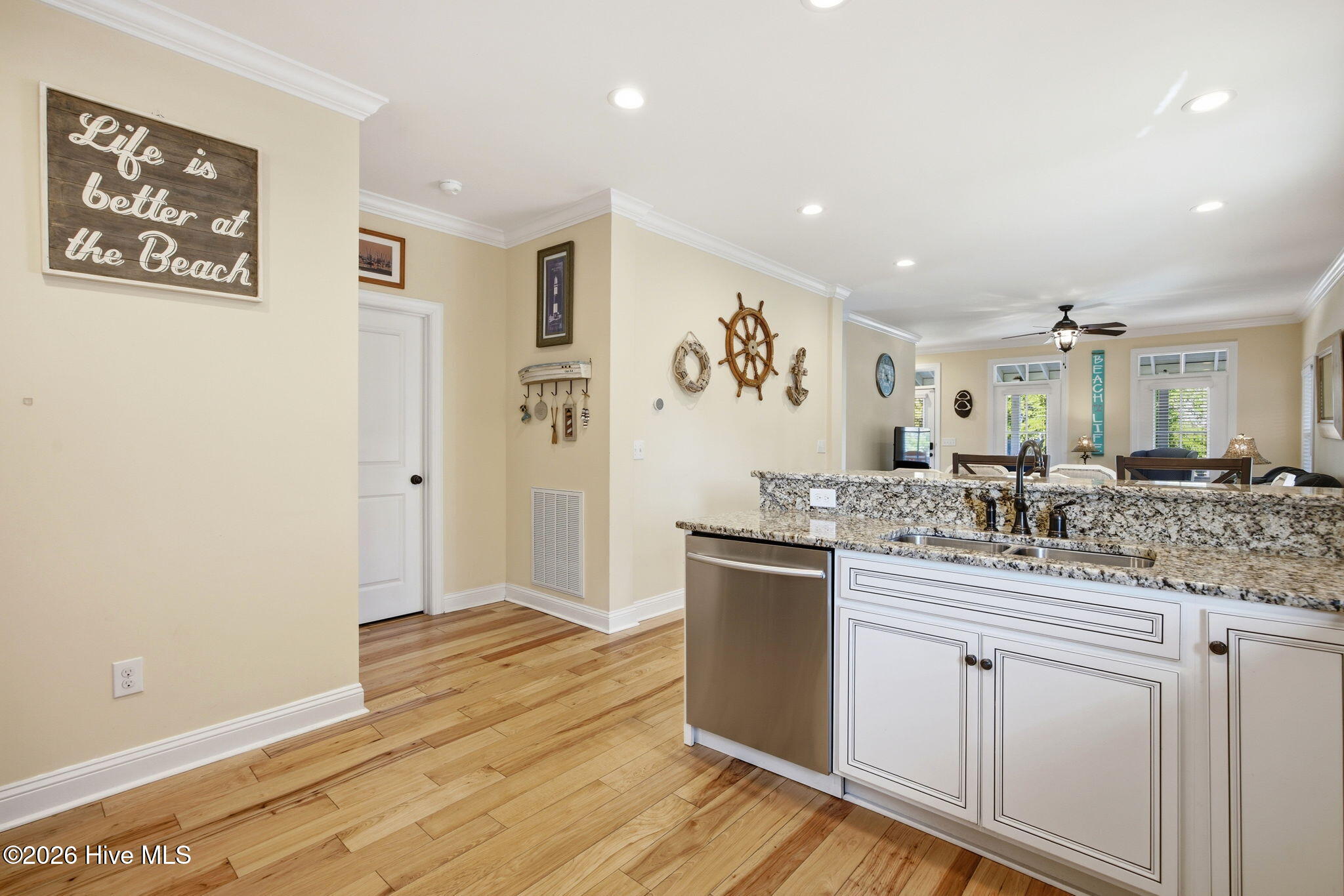 100569649 | Photo 13