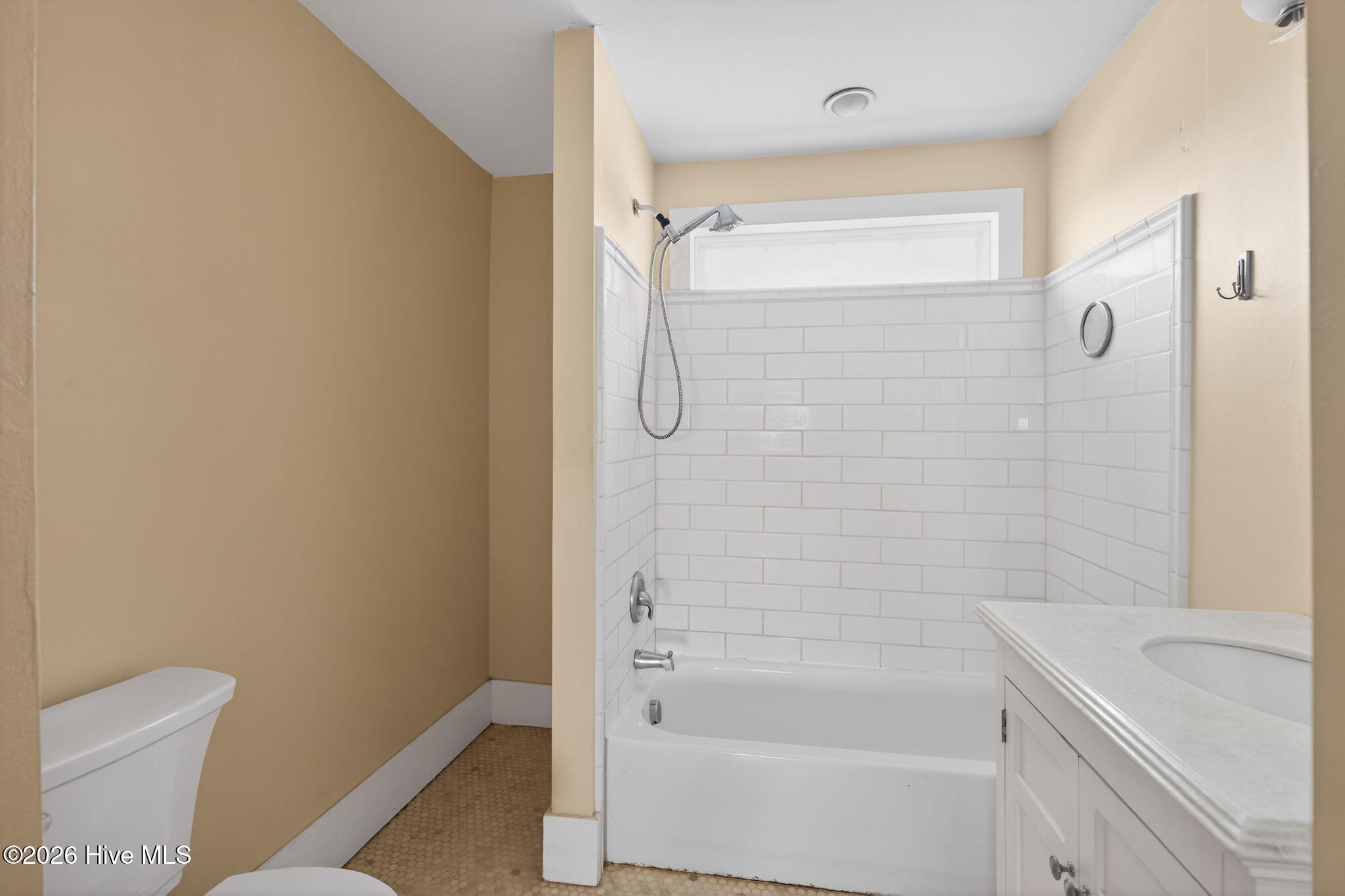 100561378 | Photo 14