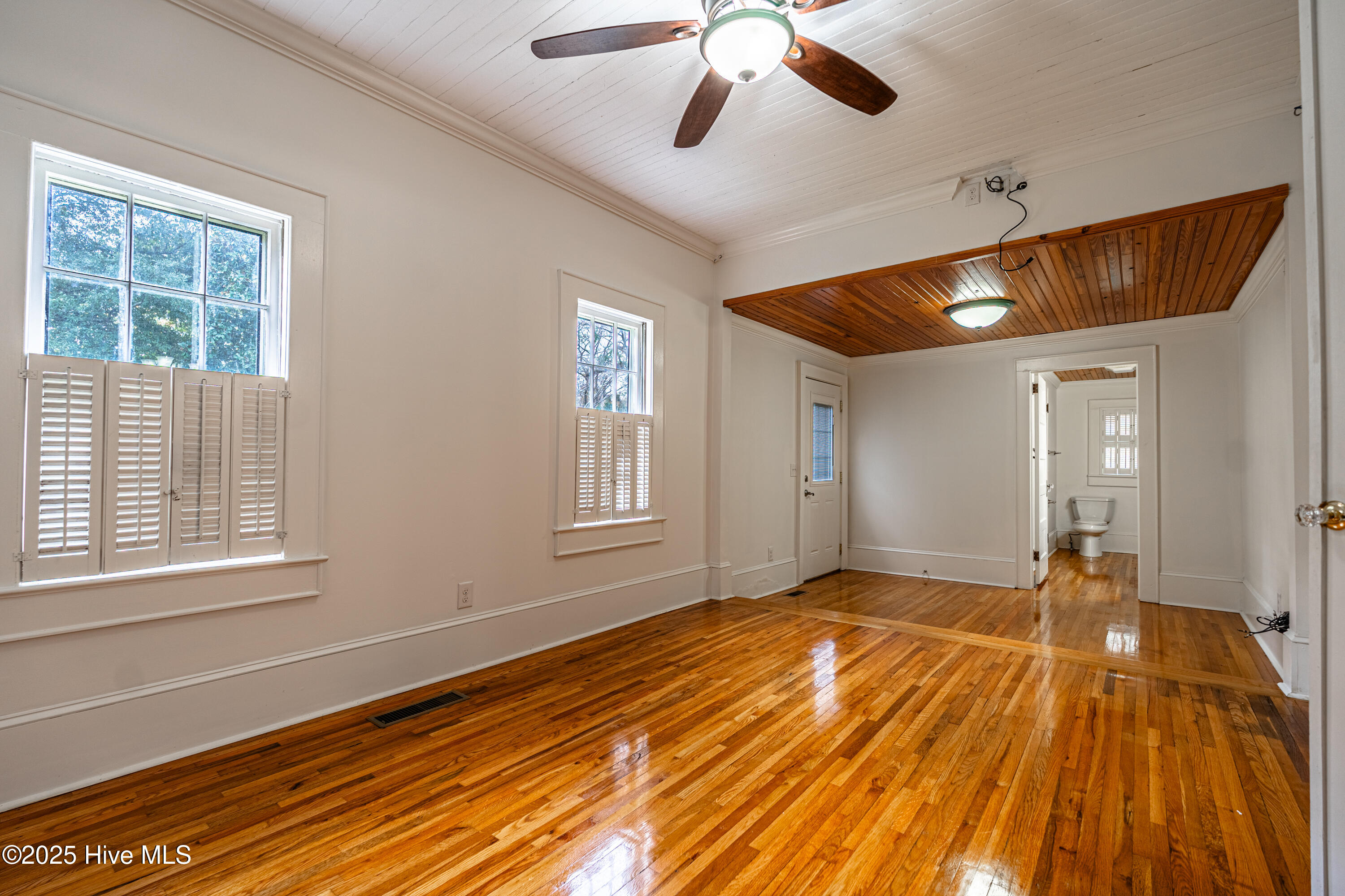 100543227 | Photo 49