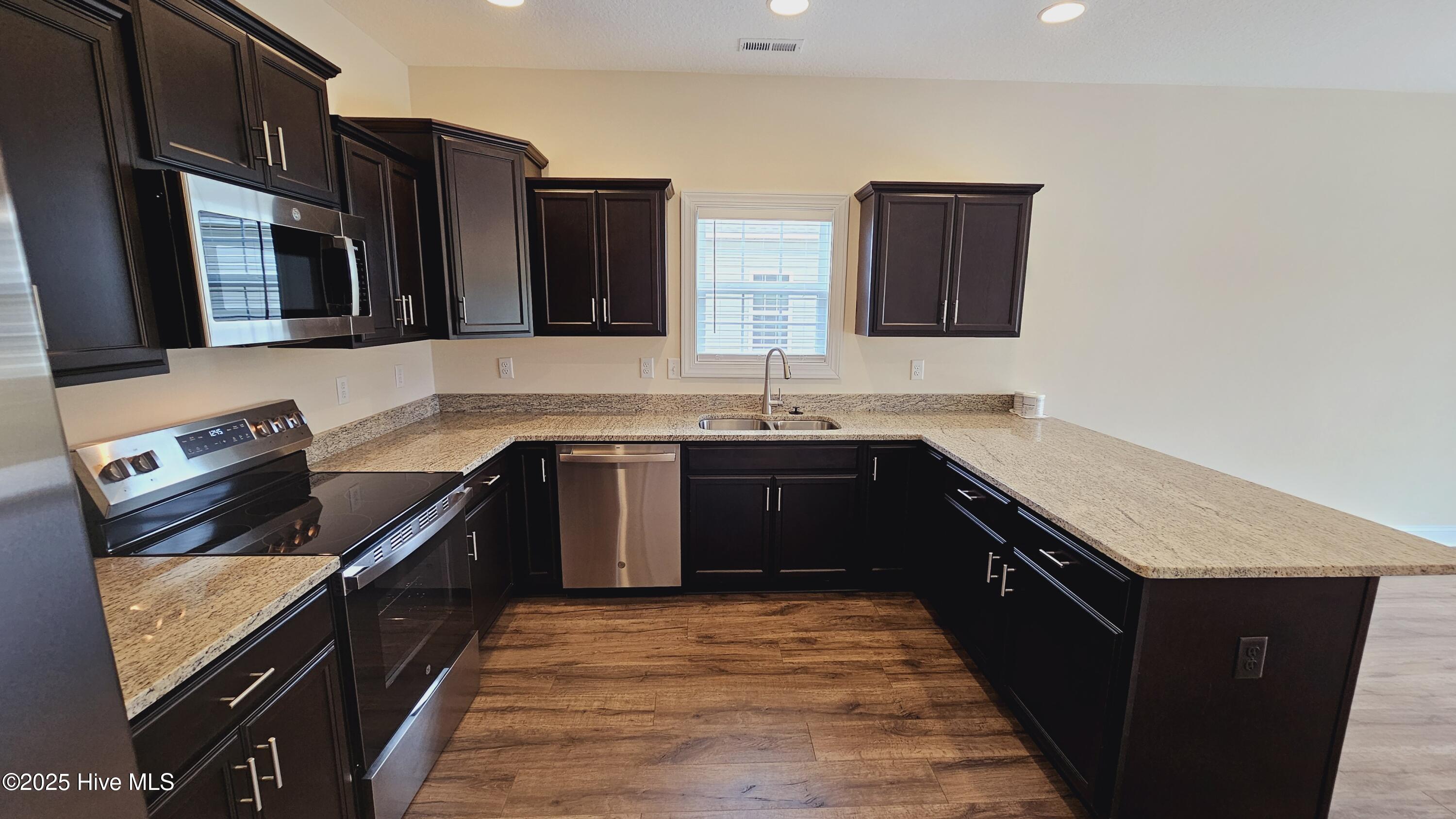 100533971 | Photo 14