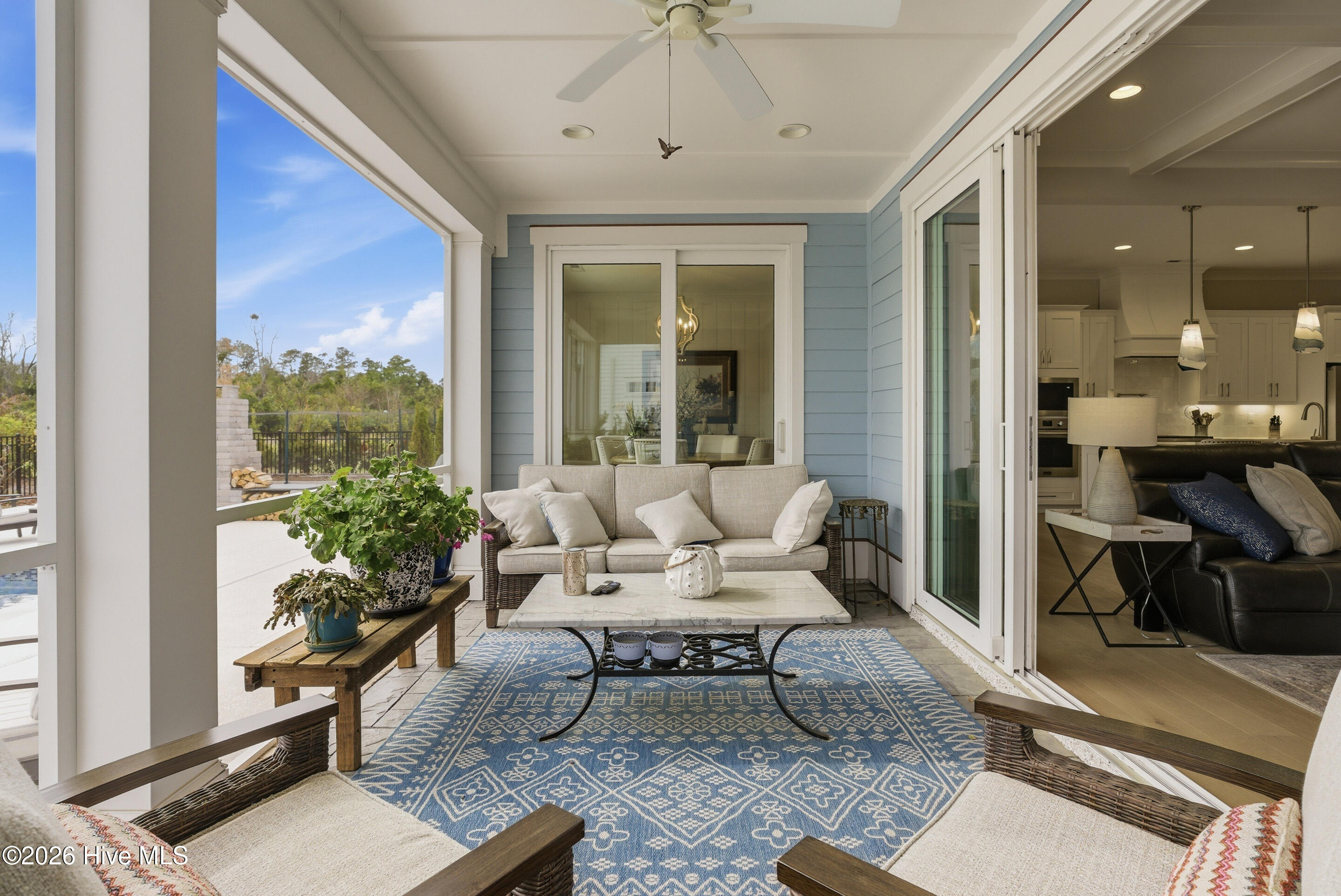 100562941 | Photo 24