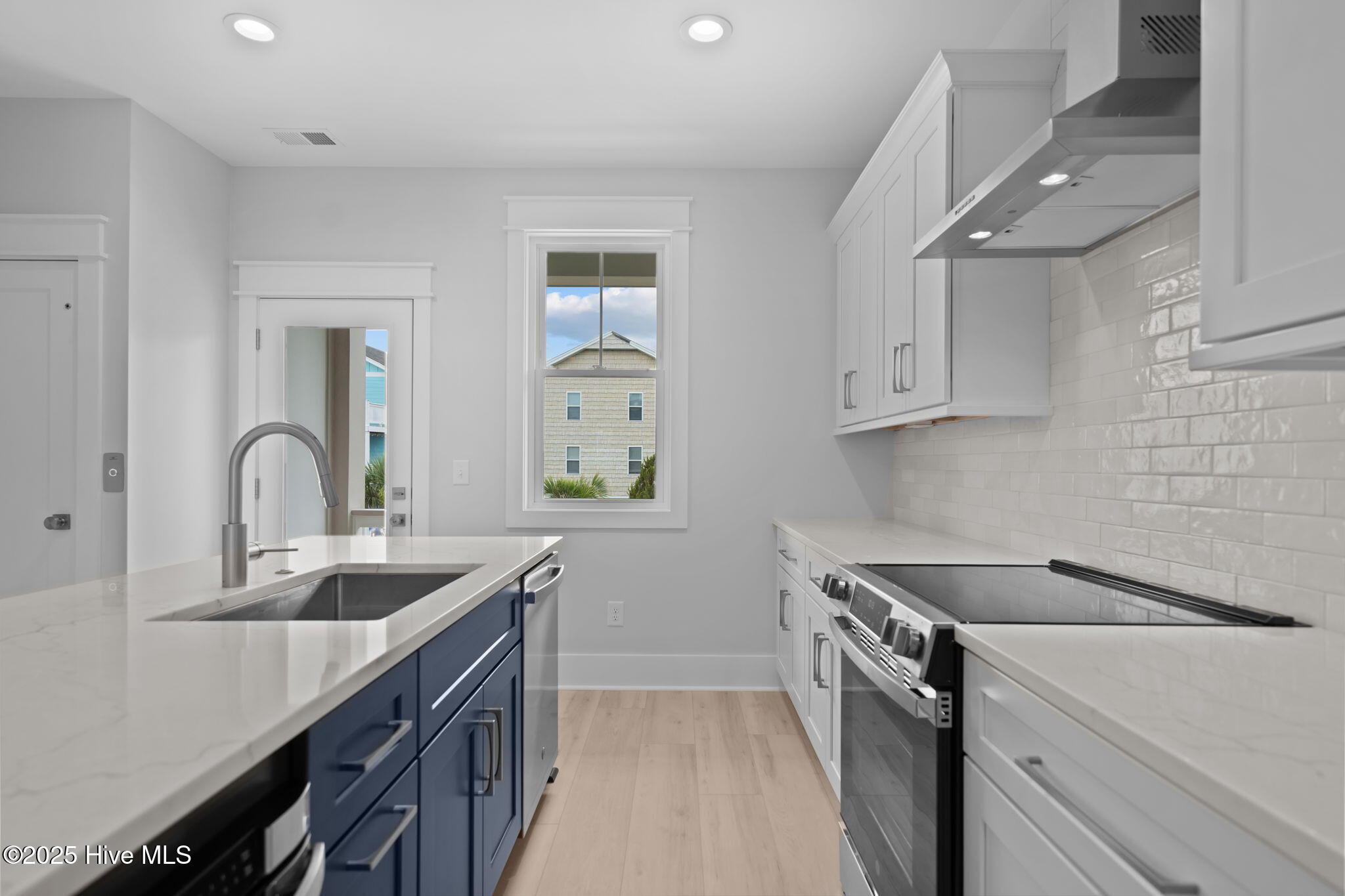 100537879 | Photo 14