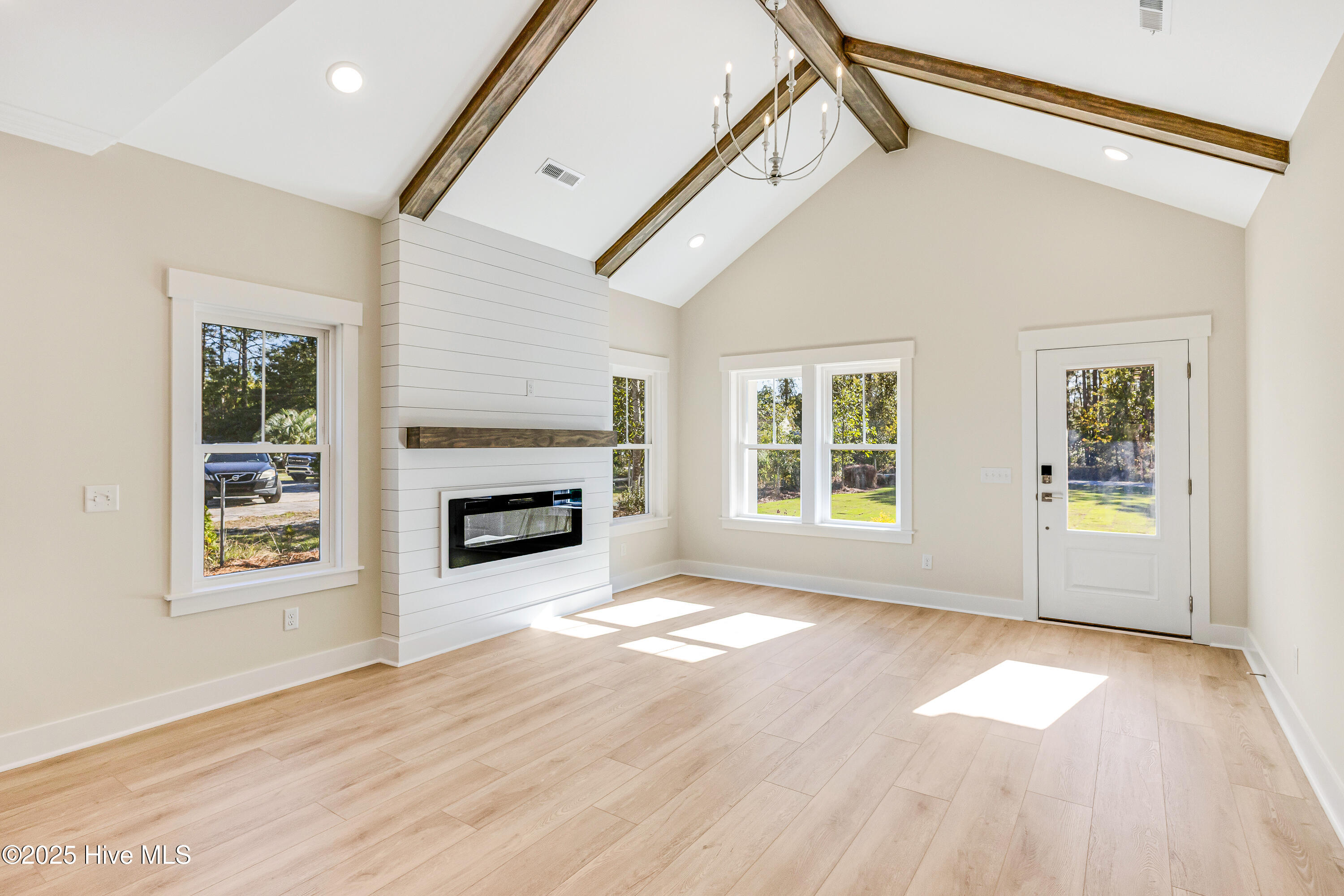 100533071 | Photo 12