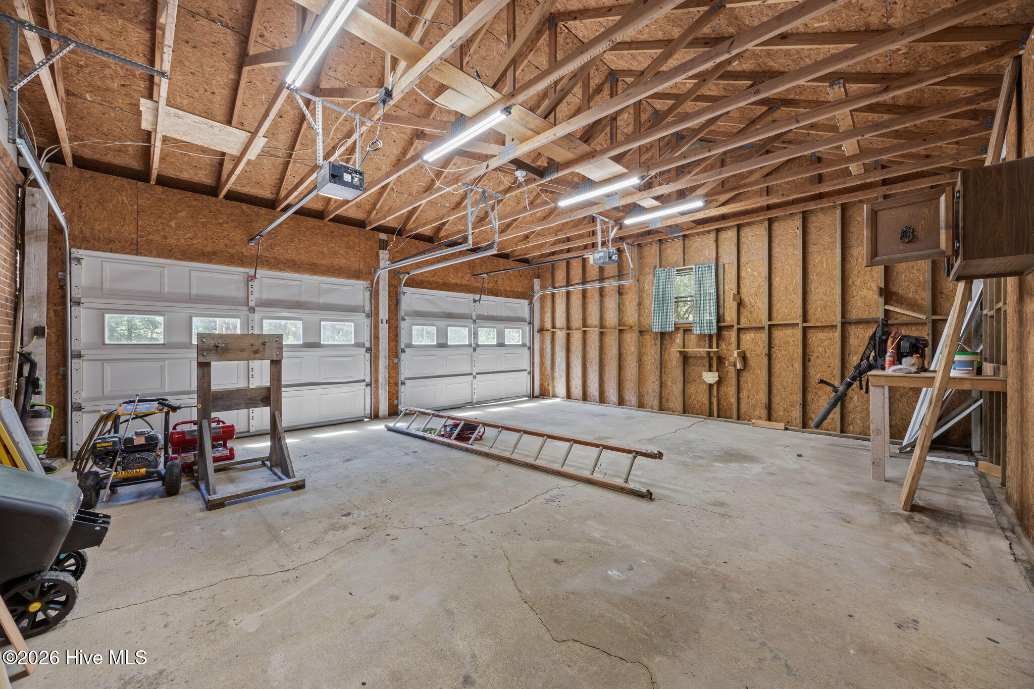 100567940 | Photo 35