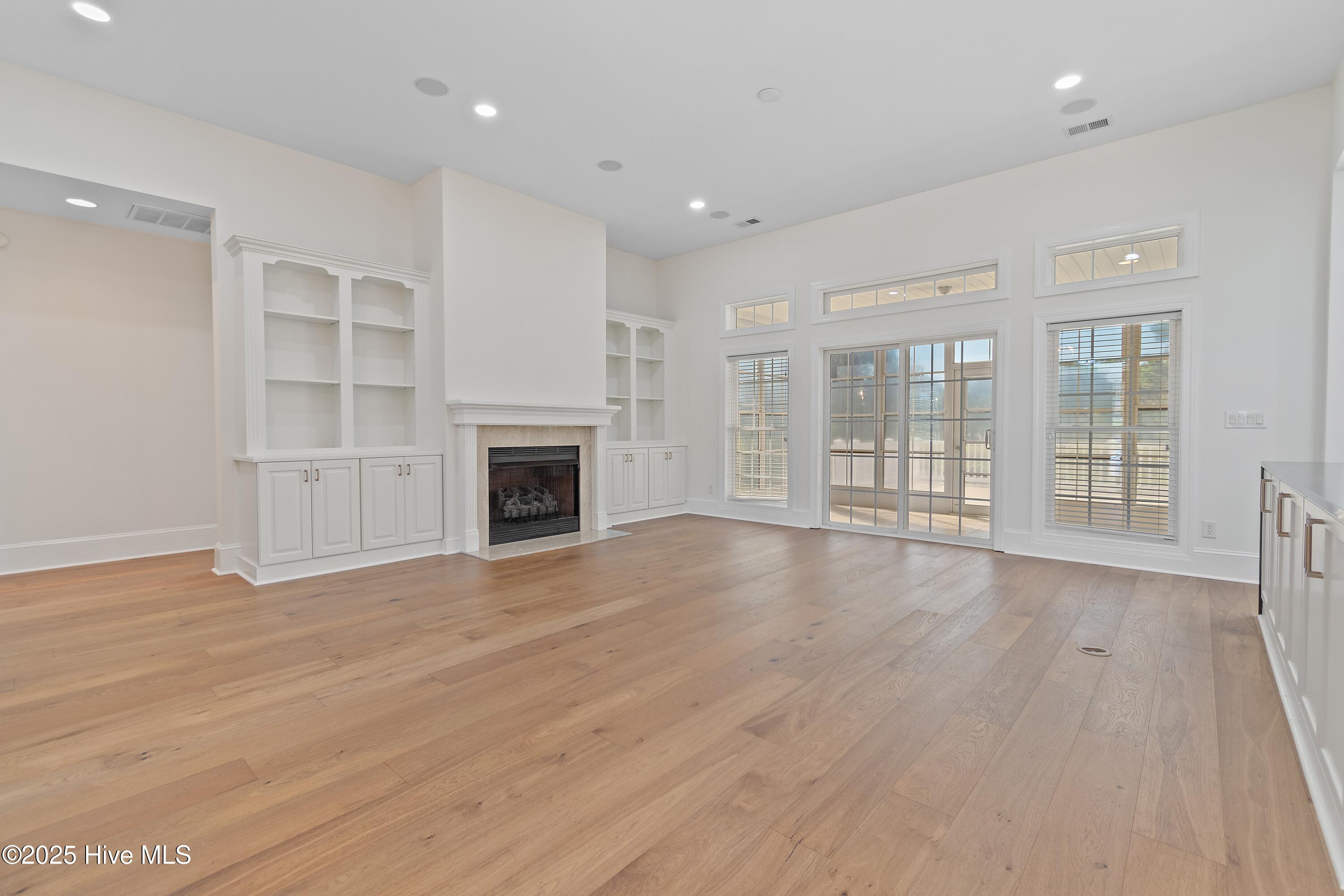 100548441 | Photo 25