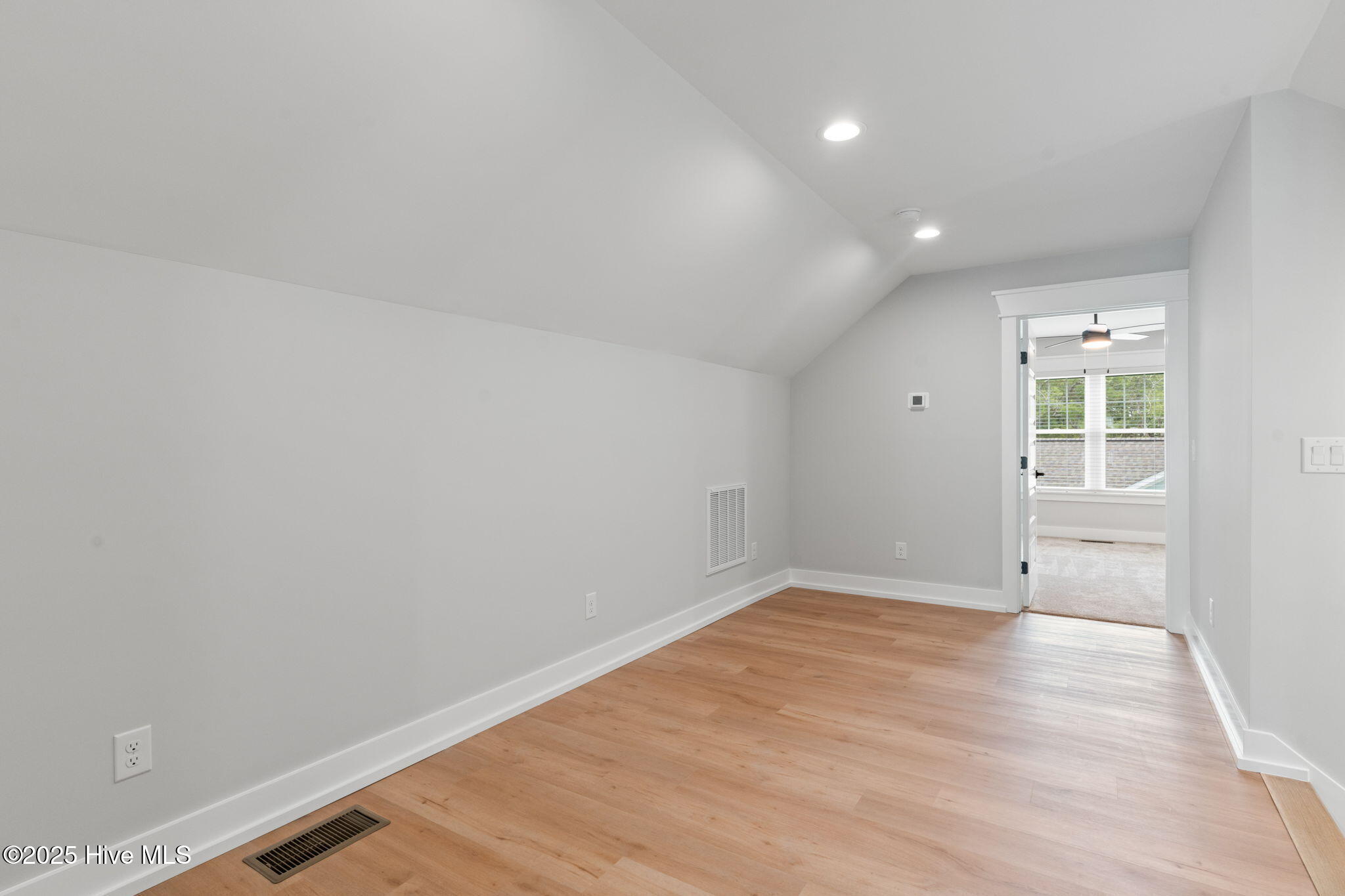 100479579 | Photo 53