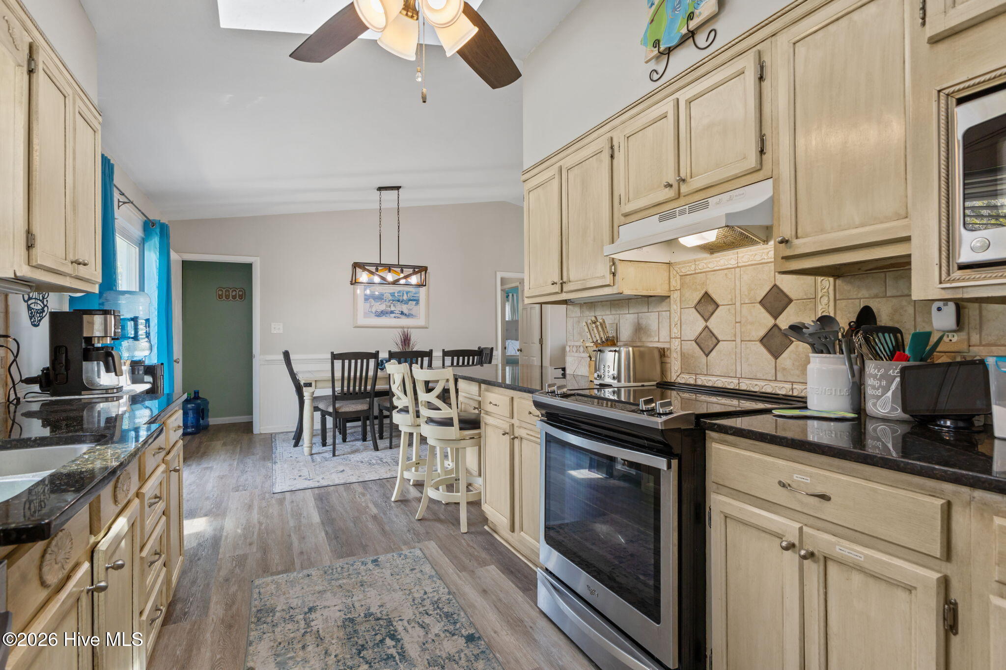 100568142 | Photo 13