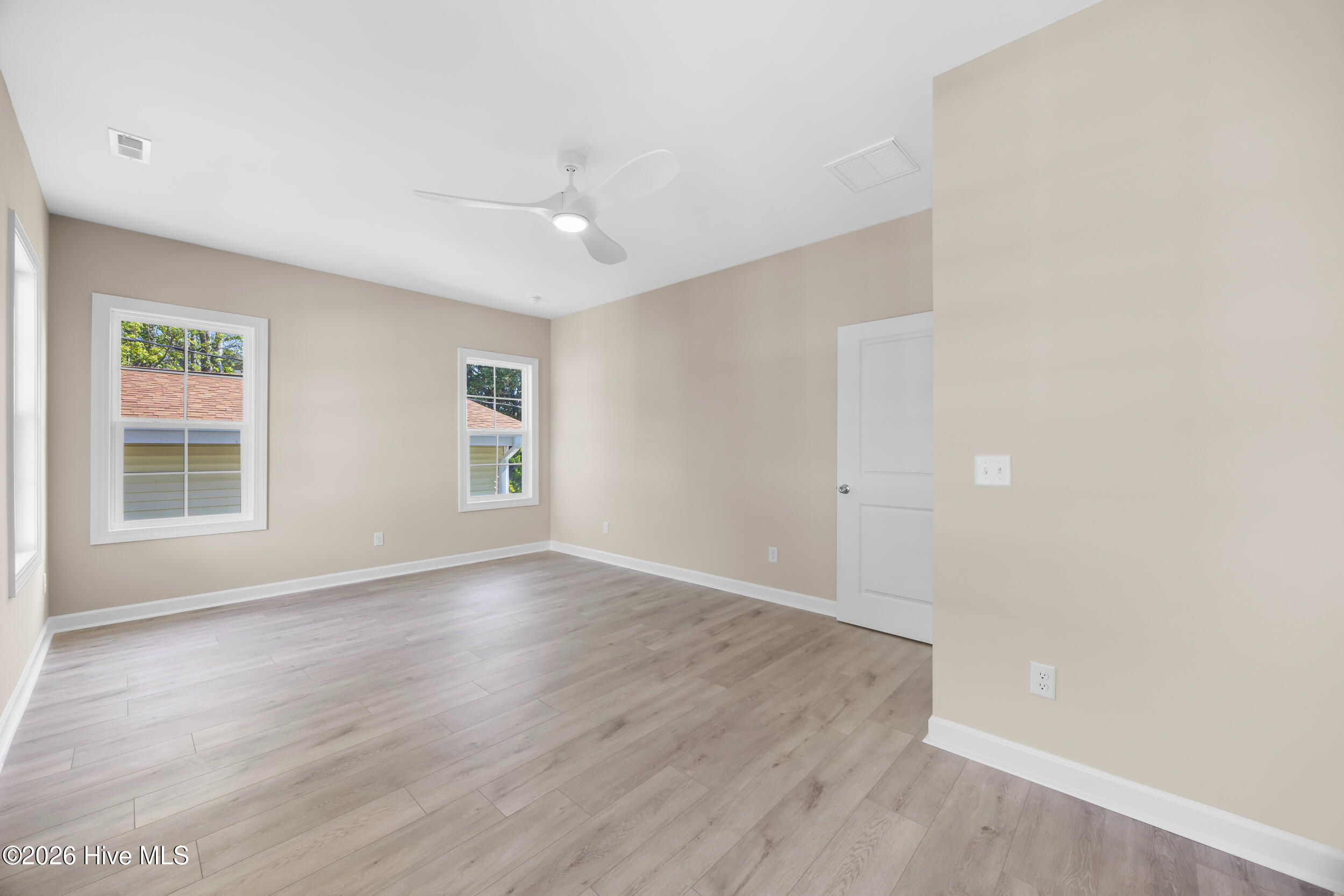 100545866 | Photo 15